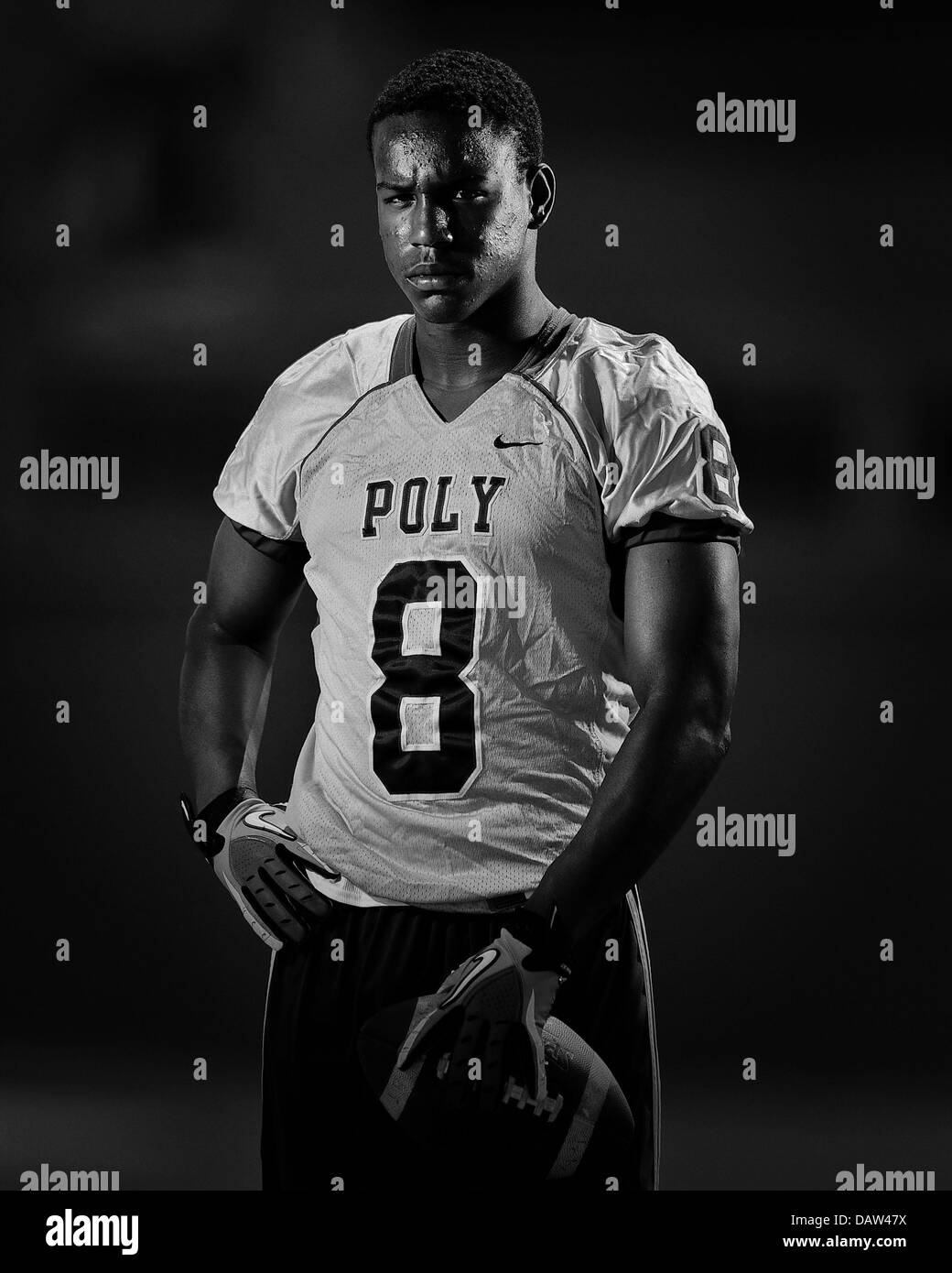 28 mai 2013 Long Beach, CA.Top joueur de football Préparation Marshall # 8 Iman Perspective de Long Beach l'école secondaire Poly pose au cours d'une session de portrait Photo à Long Beach Poly High School le 28 mai 2013 à Long Beach, en Californie..Louis Lopez/CSM Banque D'Images