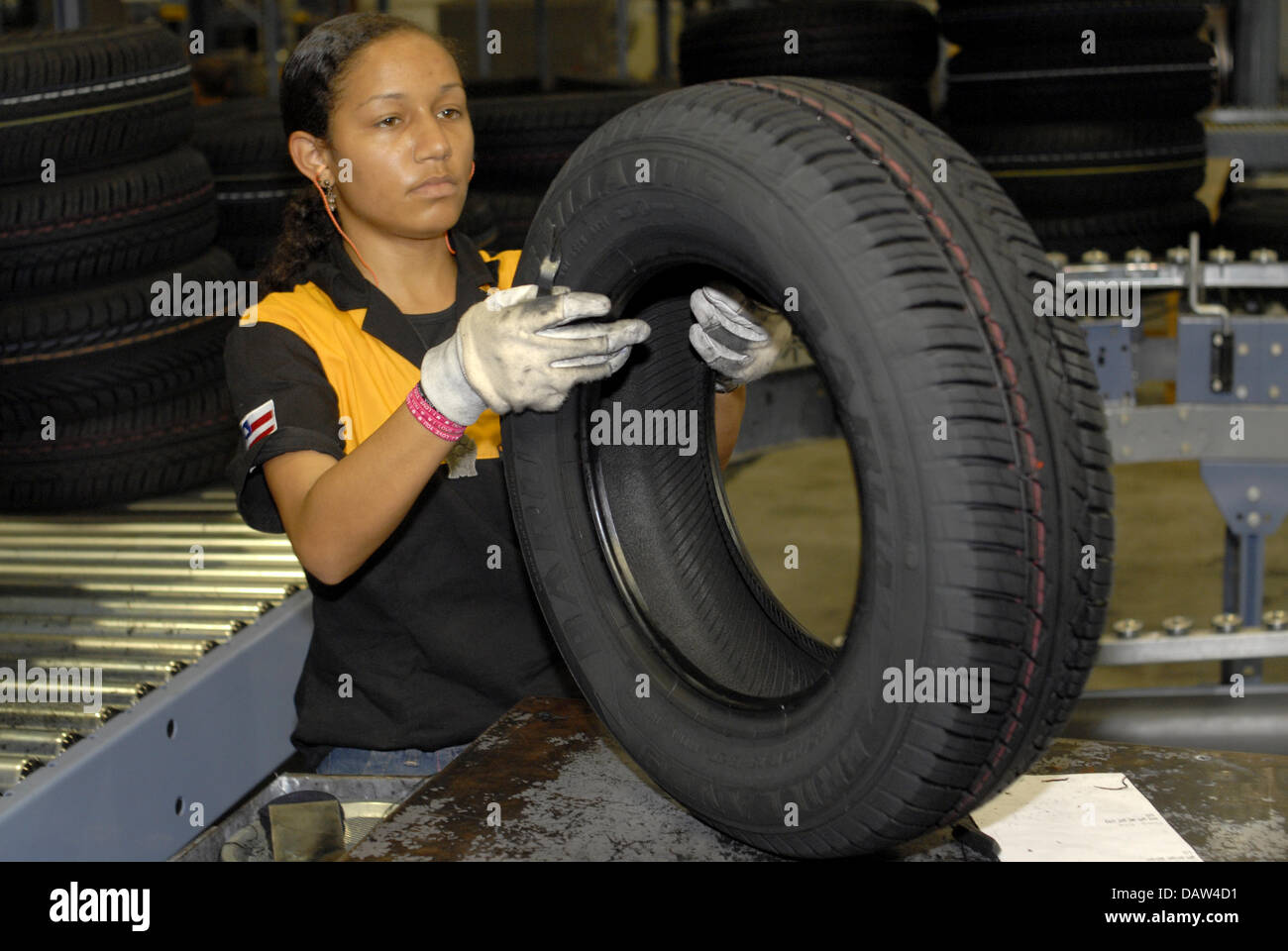 (Afp) Un employé de Continental Brésil contrôle et termine un pneu dans l'usine de l'entreprise de Salvador, Brésil, 20 août 2006. Photo : RiKa Banque D'Images