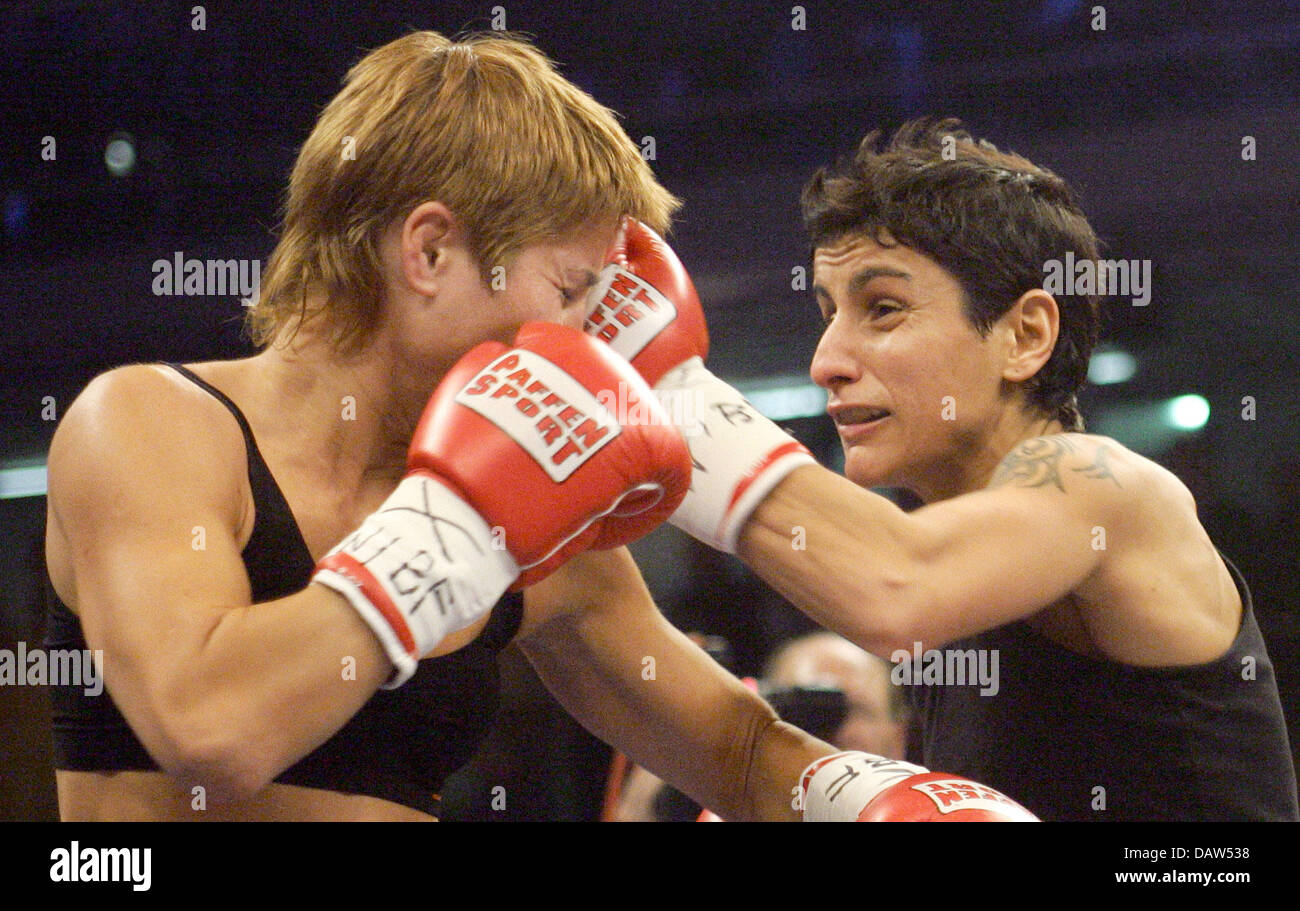 Allemande Julia Sahin (R) Russe Anastasia Toktaulova poinçons (L) au cours de la masselotte Junior WIBF combat titre à Duesseldorf, Allemagne, 27 janvier 2007. 32-year-old Sahin a gagné e titre par décision unanime après la distance complète de 10 tours. Photo : Felix Heyder Banque D'Images