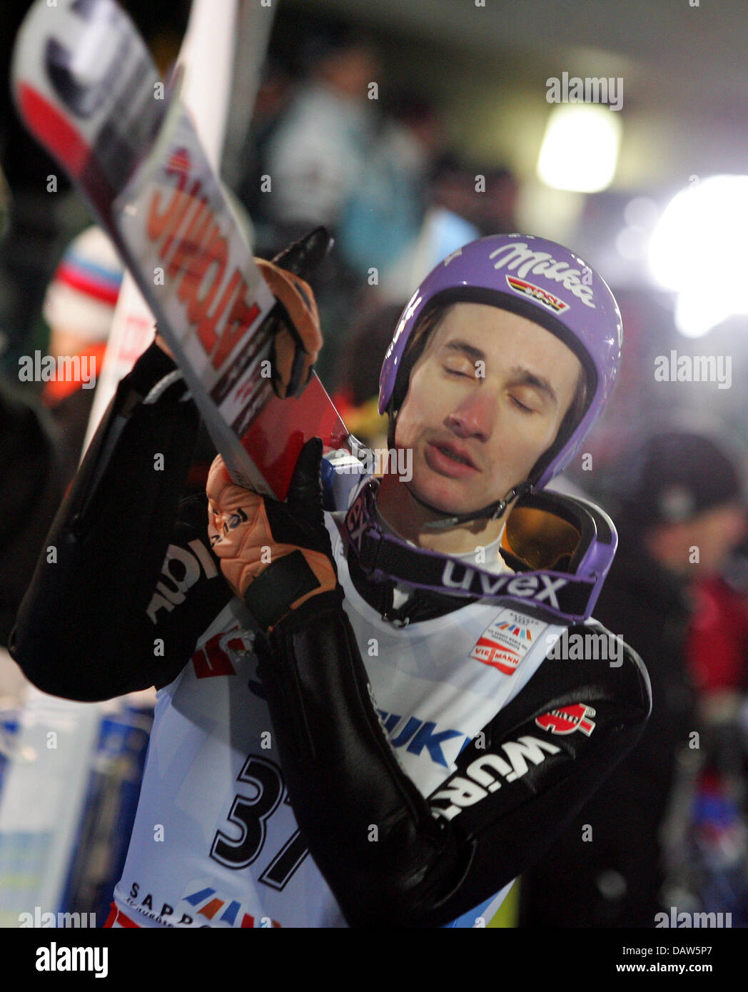 Sauteur à ski allemand Martin Schmitt est déçu après son saut sur le grand tremplin de saut à ski individuel des Championnats du Monde de Ski Nordique à Sapporo, Japon, samedi, 24 février 2007. Schmitt placé 30e et dernier. Photo : Gero Breloer Banque D'Images