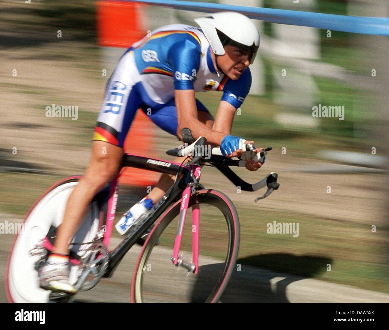 (Dossier) - le cycliste allemand Jan Ullrich est photographié pendant les Jeux Olympiques d'été de 2000 à Sydney, Australie, 30 septembre 2000. L'ancien vainqueur du Tour de France Jan Ullrich a annoncé sa retraite du cyclisme à l'âge de 33 ans, le lundi 26 février 2006. Ullrich, qui est présumé avoir été impliqué dans le scandale de dopage sanguin Puerto Operacion, refusé pendant Banque D'Images