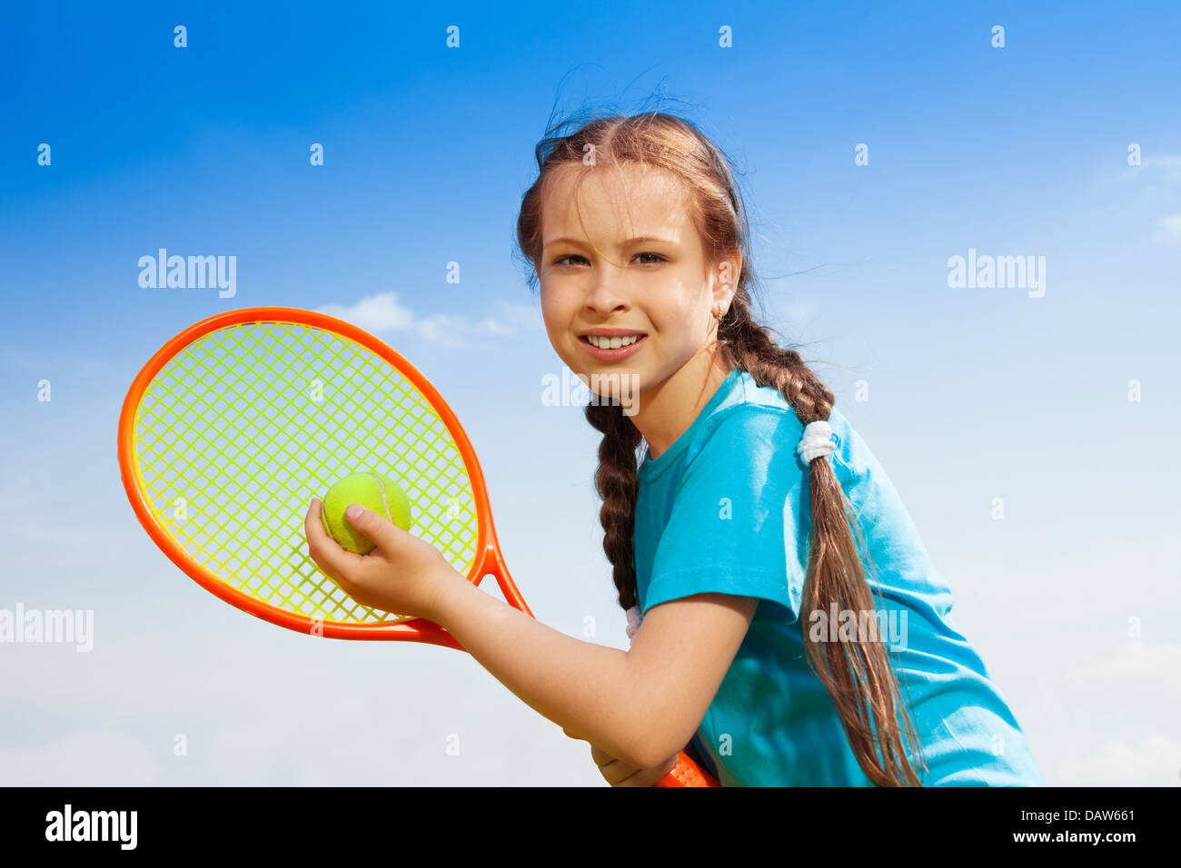 Belle brunet 10 ans petite fille avec raquette de tennis Banque D'Images