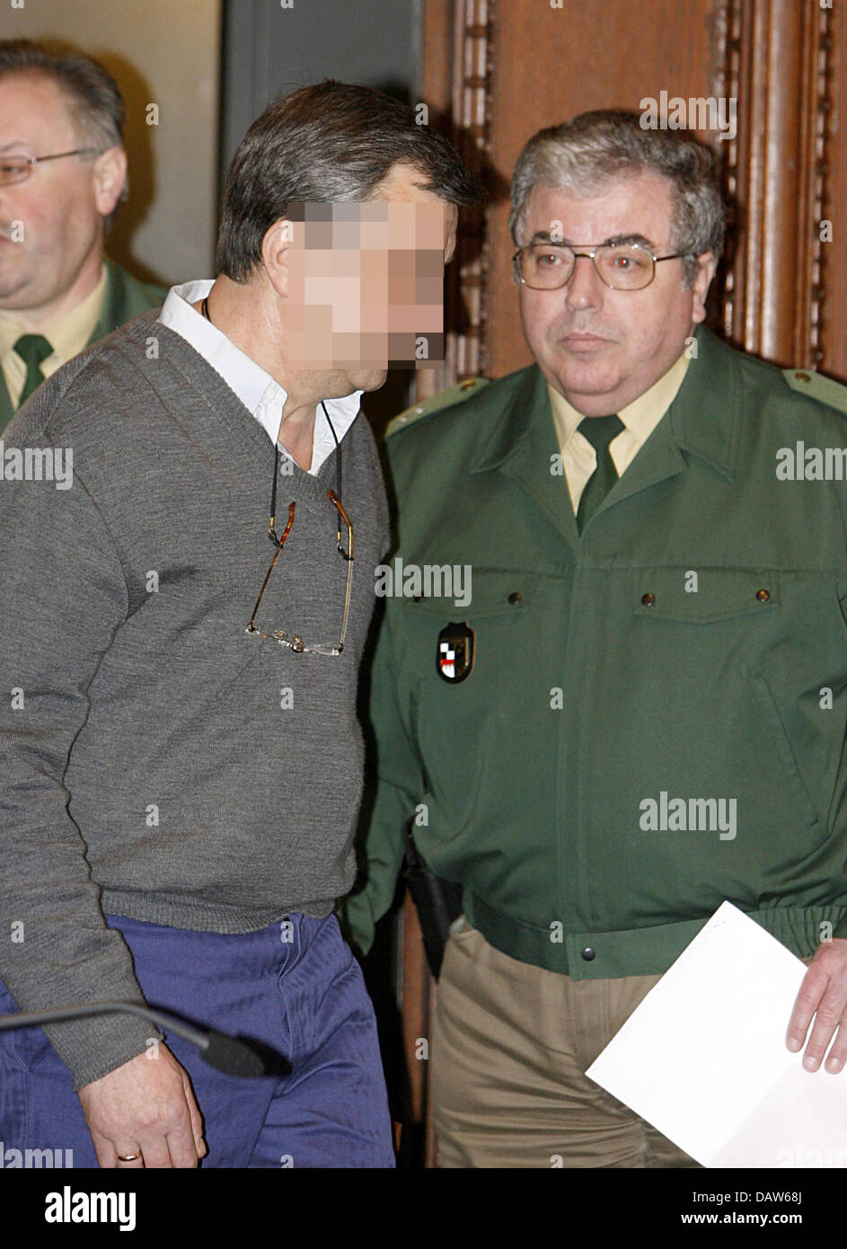 Edmund S. (C), accusé de meurtre, entre dans le hall de la cour du tribunal régional de Nuremberg, en Allemagne, le mardi, 27 février 2007. Les 57 ans, est accusé d'avoir tué son ex-femme à mort à l'automne 2005. Photo : Daniel Karmann Banque D'Images
