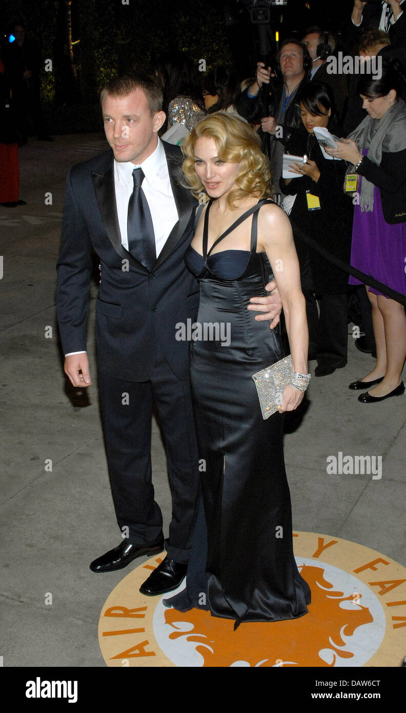 US pop star Madonna (R) et son mari directeur britannique Guy Ritchie (L) poser pour les caméras qu'ils arrivent à la Vanity Fair Oscar Party à Los Angeles, CA, United States, 25 février 2007. Photo : Hubert Boesl Banque D'Images