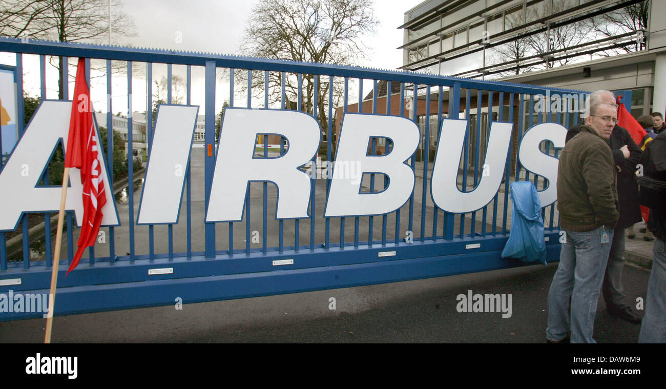 Employés d'Airbus de protestation devant l'usine Airbus à Varel, Allemagne, jeudi, 01 mars 2007. Airbus a annoncé récemment son intention de disposer de l'usine, qui a un effectif de 1 350. Les travailleurs de deux des usines allemandes affectées par Airbus pour élimination a commencé à se préparer à l'action industrielle jeudi, pour faire avancer ses revendications soit maintenu ouvert. Les principales concernées, l'IG Metall, cal Banque D'Images