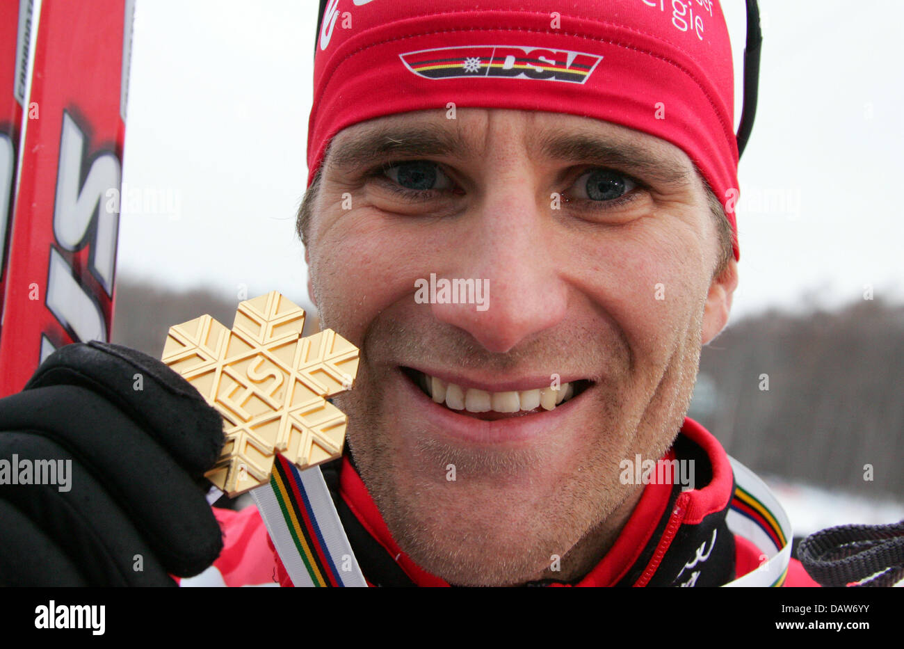 Mélangeur de Ronny Ackermann nordique de l'Allemagne présente sa médaille d'or conquise au Championnats du Monde de Ski Nordique à Sapporo, Japon, samedi, 03 mars 2007. Photo : Gero Breloer Banque D'Images