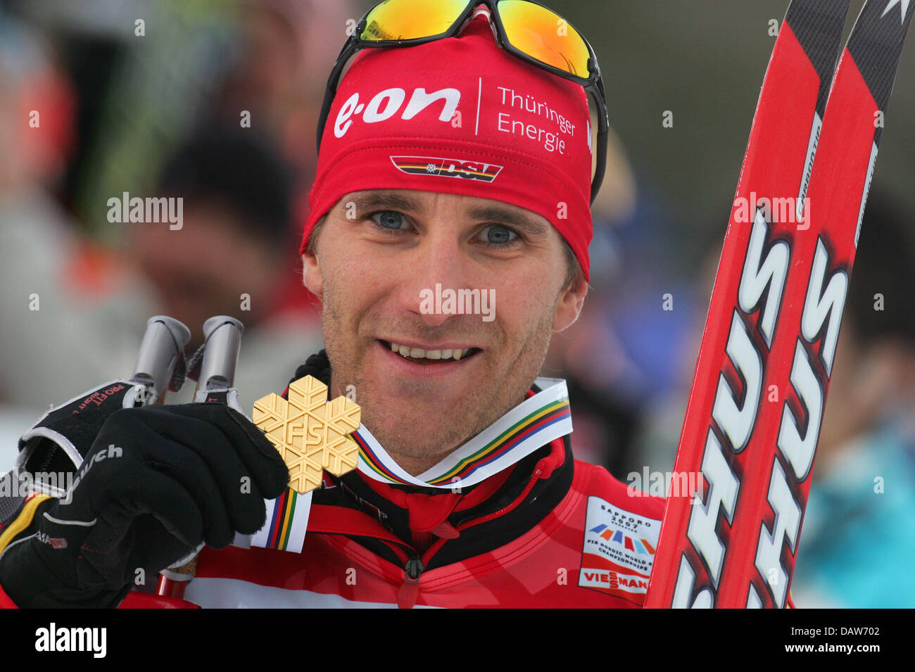 Mélangeur de Ronny Ackermann nordique de l'Allemagne présente sa médaille d'or conquise au Championnats du Monde de Ski Nordique à Sapporo, Japon, samedi, 03 mars 2007. Photo : Gero Breloer Banque D'Images