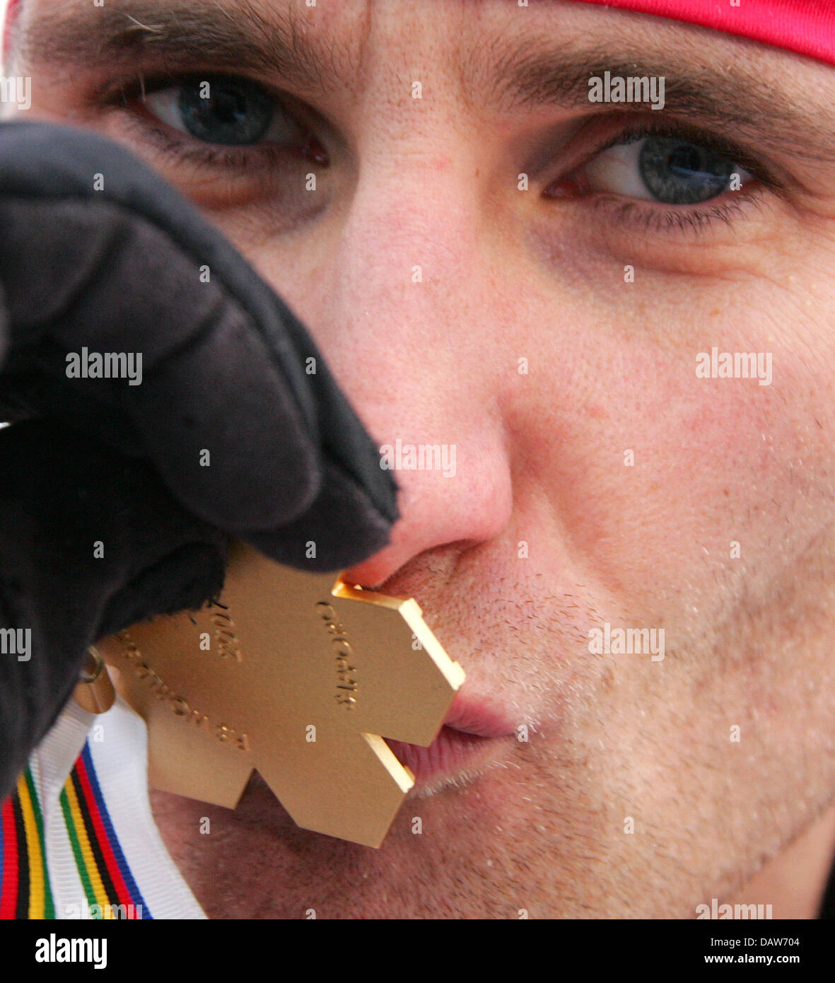 Mélangeur de Ronny Ackermann nordique de l'Allemagne présente sa médaille d'or conquise au Championnats du Monde de Ski Nordique à Sapporo, Japon, samedi, 03 mars 2007. Photo : Gero Breloer Banque D'Images