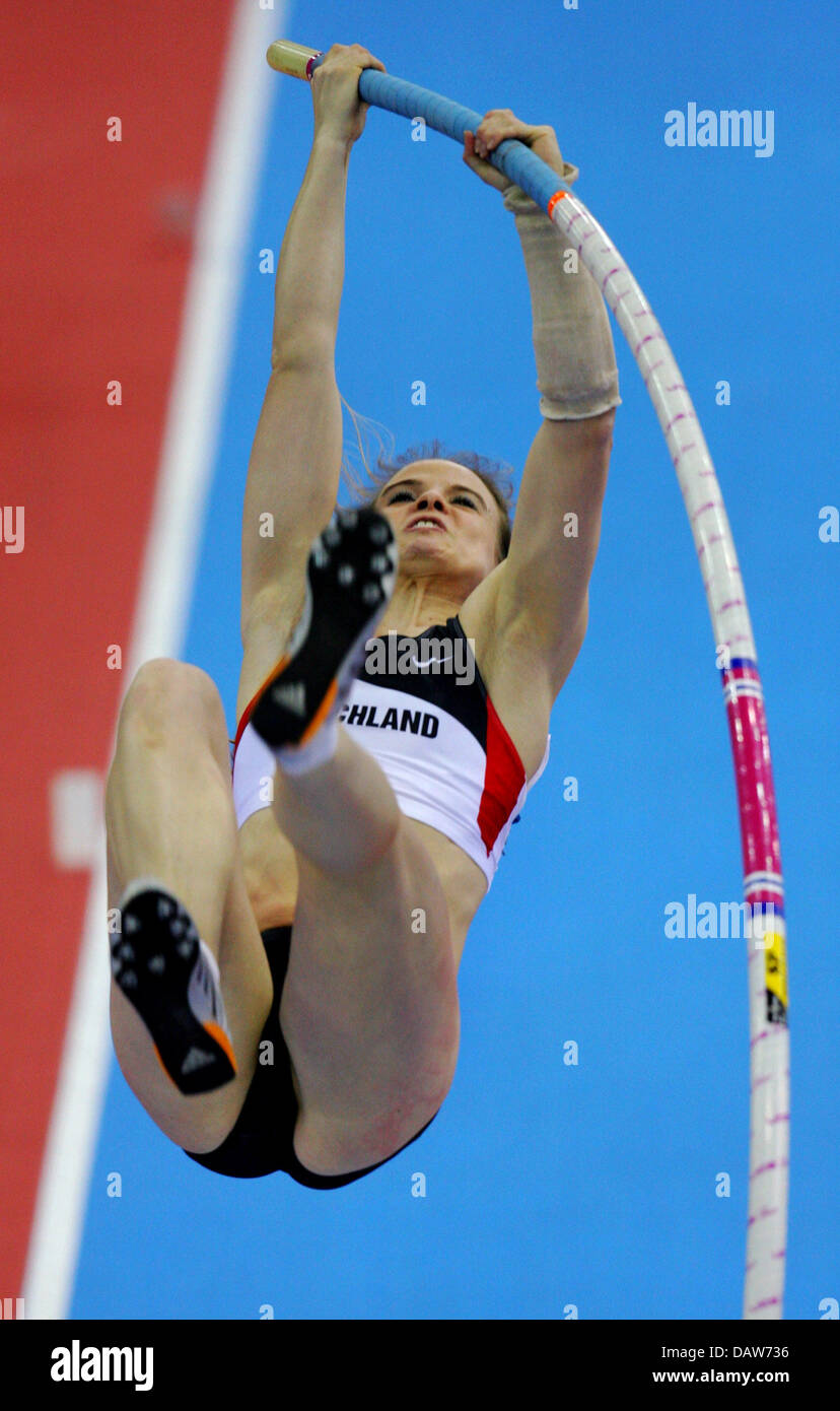 Athlète allemande Silke Spiegelburg ses tiges prelim tentative de l'Europe d'athlétisme en salle de Birmingham, Royaume-Uni, samedi, 03 mars 2007.4.50 mètres ont suffit à se déplacer jusqu'à la finale le dimanche. Photo : Arne Dedert Banque D'Images