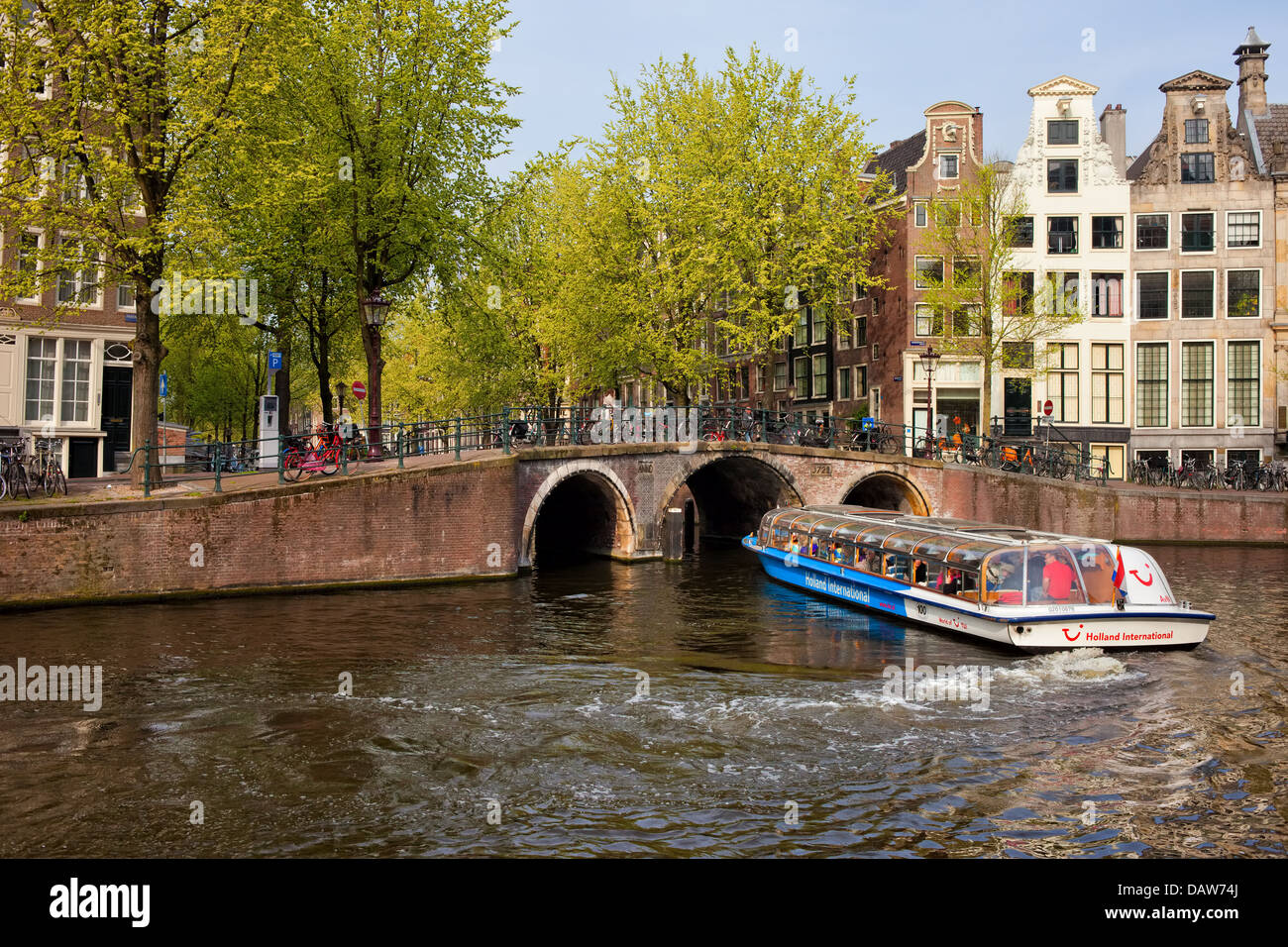 La ville pittoresque d'Amsterdam au printemps avec World of TUI bateau sur un canal cruise, Pays-Bas, Hollande du Nord de la province. Banque D'Images