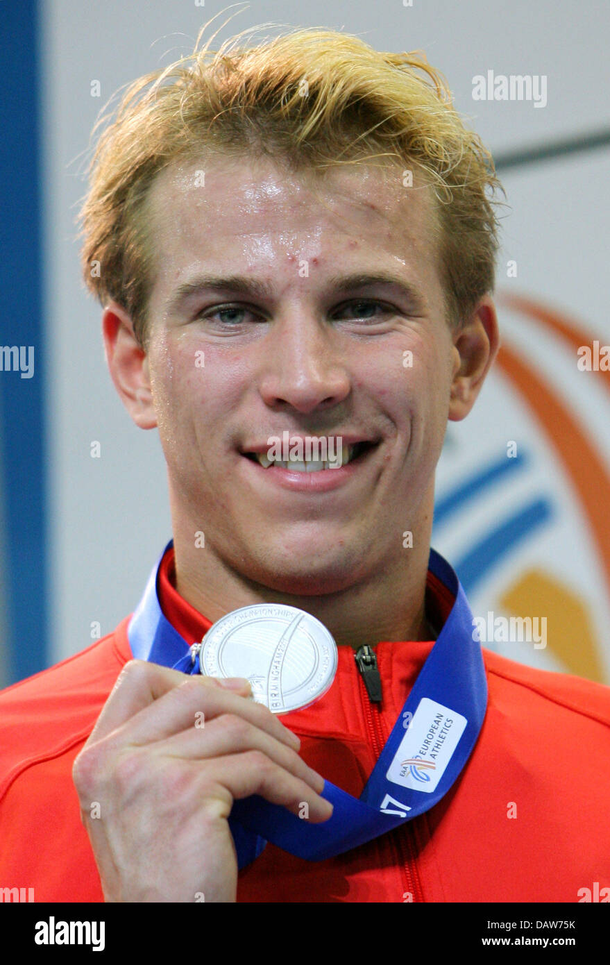 Athlète allemand Bastian Swillims présente sa médaille d'argent pour les hommes à 400 mètres de l'Europe d'athlétisme en salle de Birmingham, Royaume-Uni, samedi, 03 mars 2007. Swillims fini en record personnel de 45,62 secondes derrière l'Irlandais David Gillick. Photo : Arne Dedert Banque D'Images