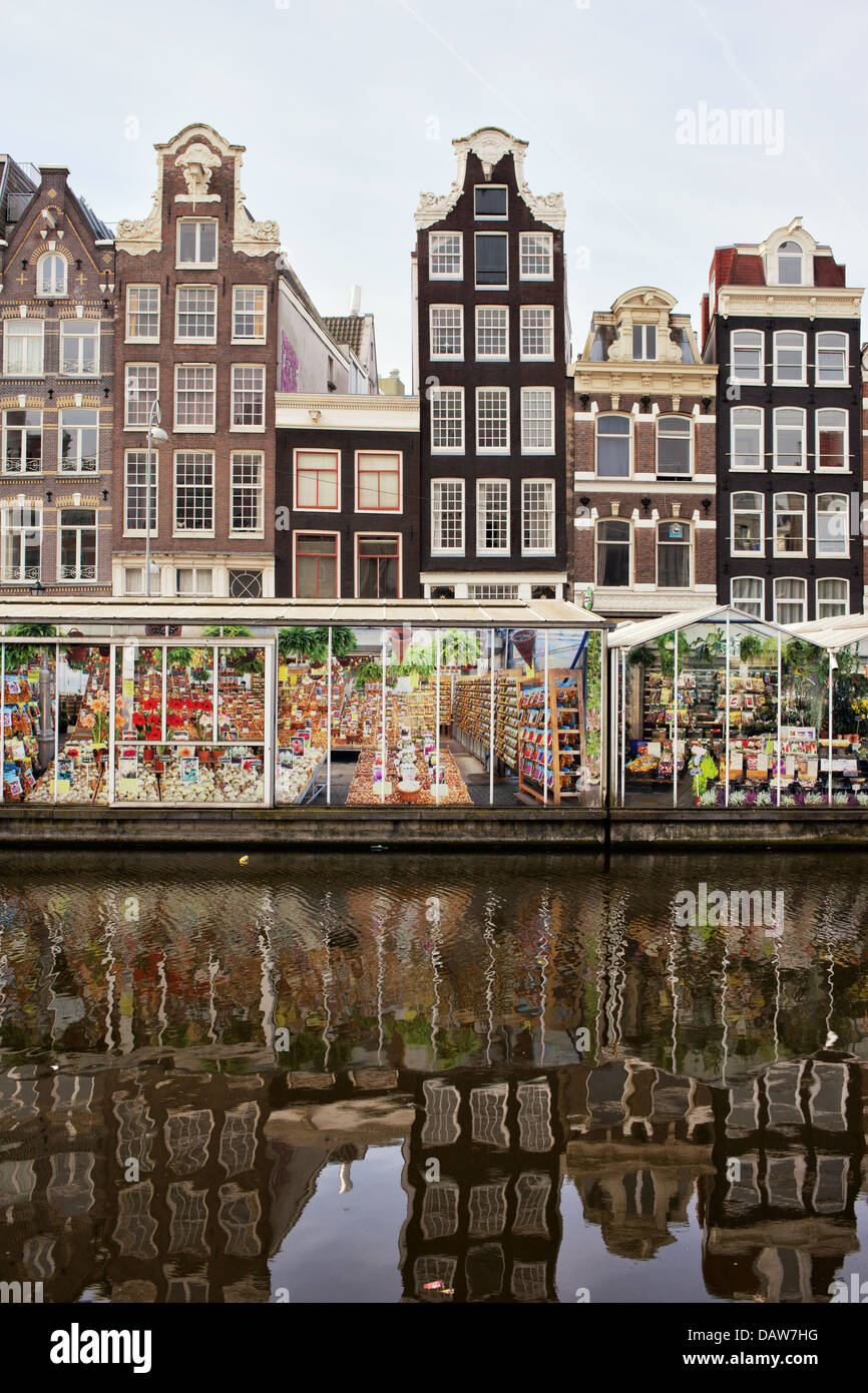 Marché aux Fleurs et maisons historiques de style hollandais à Amsterdam, Pays-Bas, au nord de la Hollande. Banque D'Images