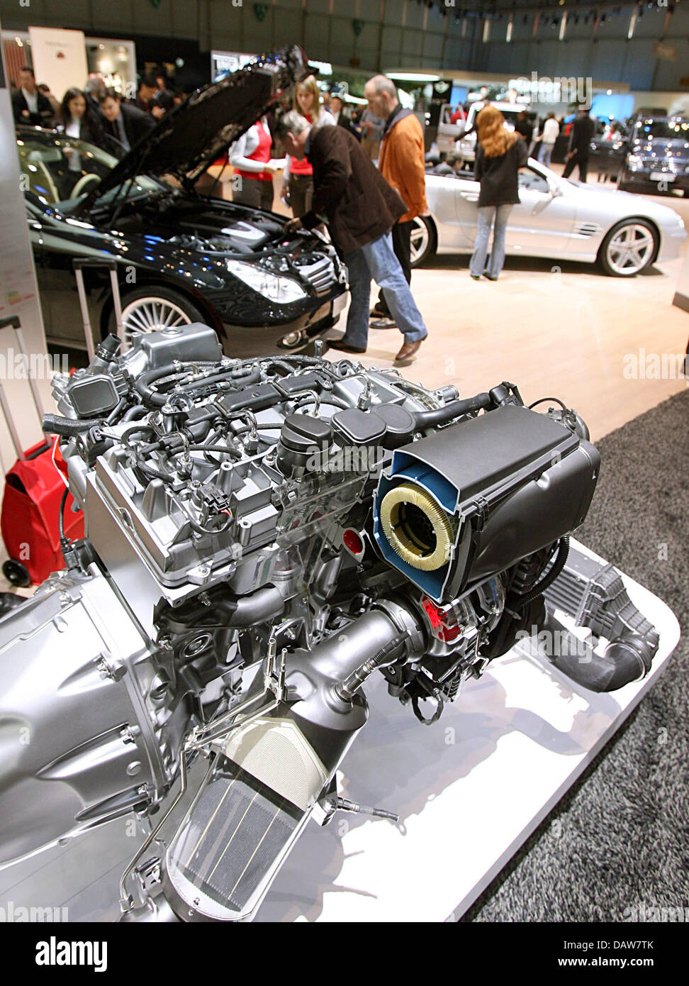 Une Mercedes R4 moteur diesel BLUETEC cylindre avec la technologie des gaz  d'échappement est exposée au stand Mercedes à la 77e International Motor  Show de Genève, Suisse, le mercredi 07 mars 2007.