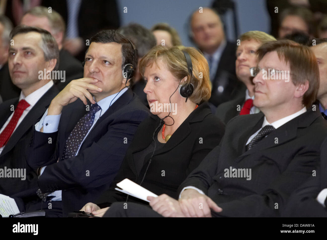 Le Président de la Commission européenne, Jose Manuel Barroso, président du Conseil de l'Union européenne et la Chancelière allemande Angela Merkel et le Premier ministre belge Guy Verhofstadt (L-R) s'asseoir à côté de l'autre au cours de l'ouverture de l'exposition "Vues de l'Europe. L'Europe et la peinture allemande du xixe siècle" au Palais des Beaux-Arts de Bruxelles, Belgique, le mercredi 07 mars 2007. L Banque D'Images