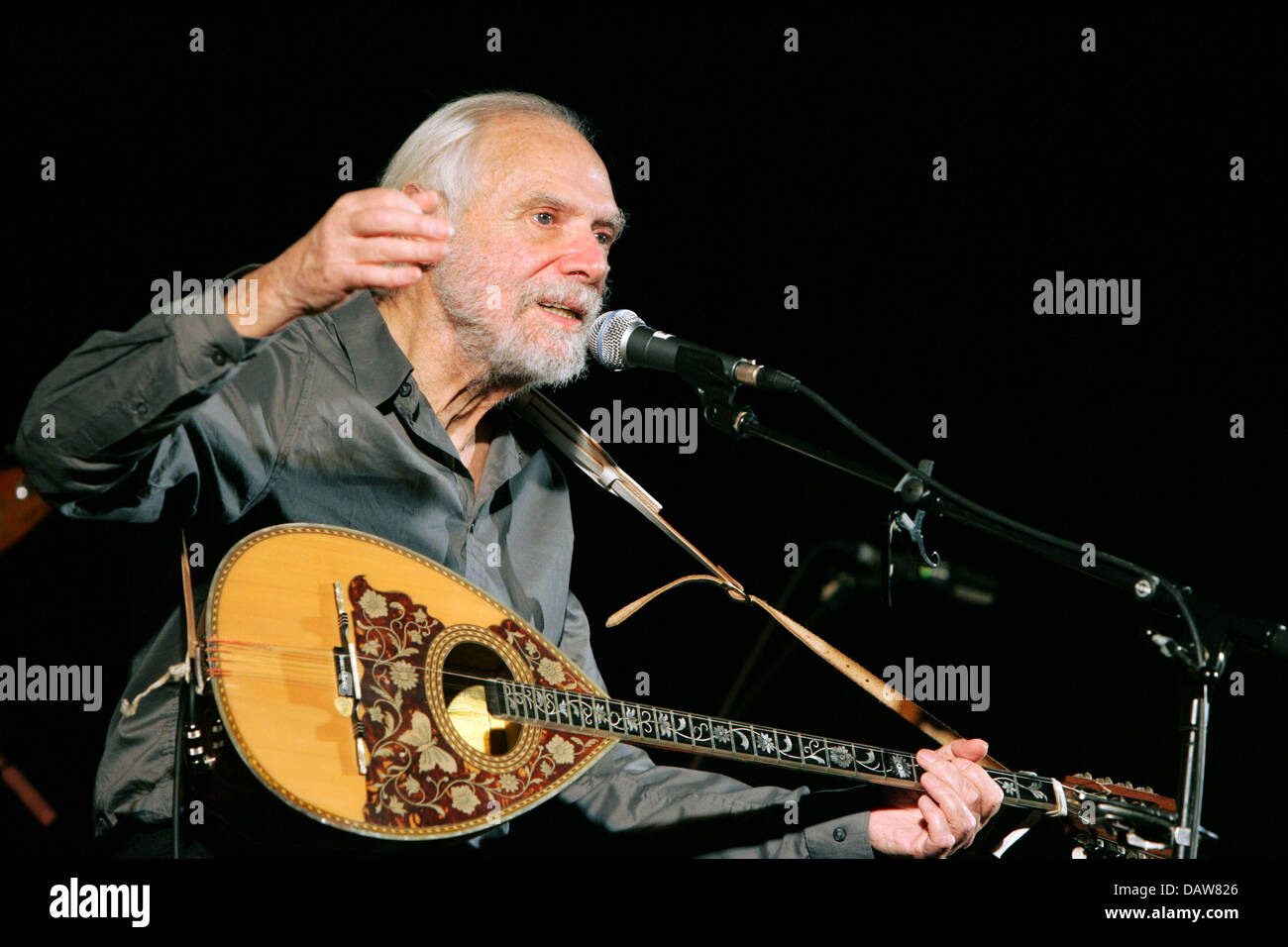 Dictionnaire Chansonnier et compositeur Georges Moustaki fonctionne à l'abattoir à Dresde, Allemagne, le jeudi 08 mars 2007. Photo : Andreas Weihs Banque D'Images