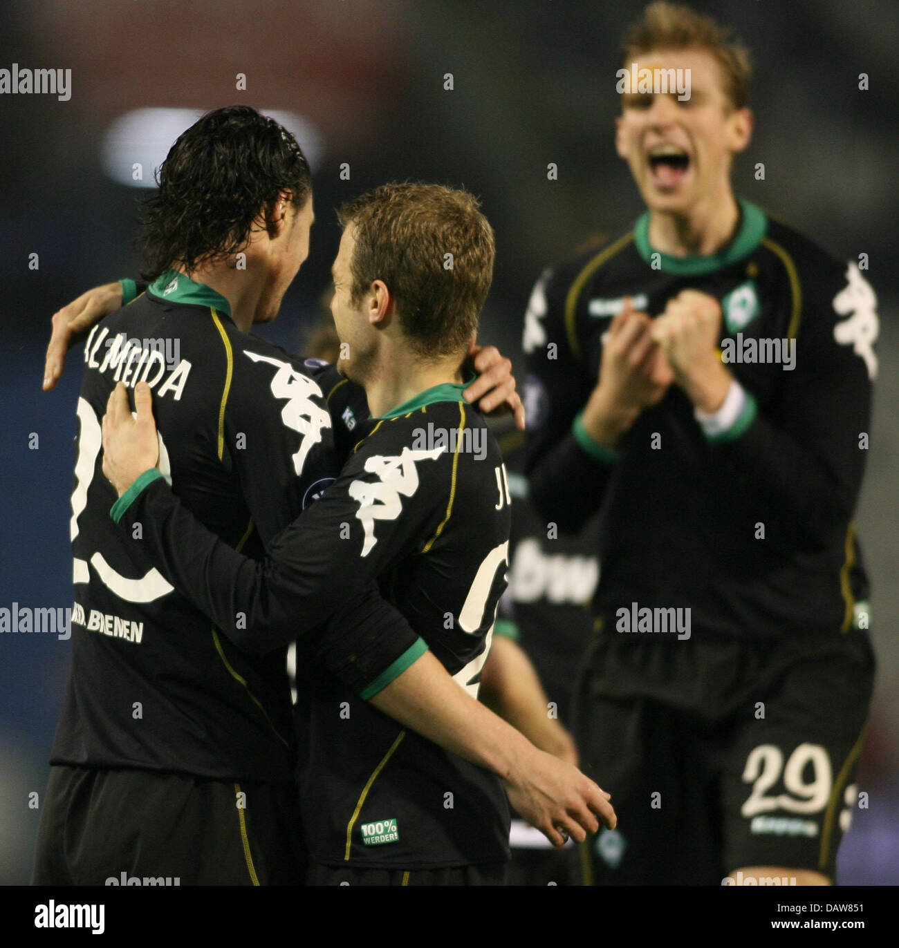 Daniel Jensen (C) et par Mertesacker (R) cheer 0-1 buteur Hugo Almeida (L) lors de la Coupe de l'UEFA tour de jambe premier 16 RC Celta de Vigo v SV Werder de Brême à Vigo, Espagne, jeudi, 08 mars 2007. Brême a remporté le match 0-1. Photo : Carmen Jspersen Banque D'Images