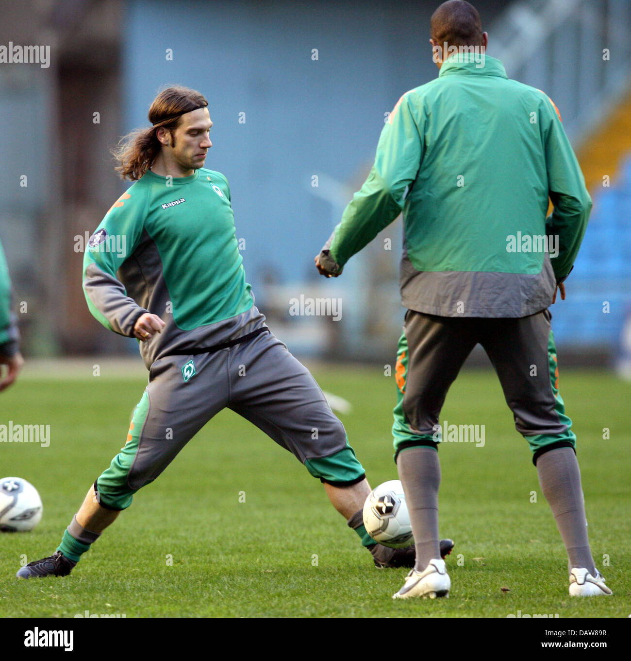 Torsten Frings (L) de Brême contrôle le ballon au cours de la formation du club à Vigo, Espagne, 07 mars 2007. Bremen préparé pour la Coupe de l'UEFA tour de jambe premier 16 match RC Celta de Vigo v SV Werder Bremen Le 08 mars. Photo : Carmen Jaspersen Banque D'Images