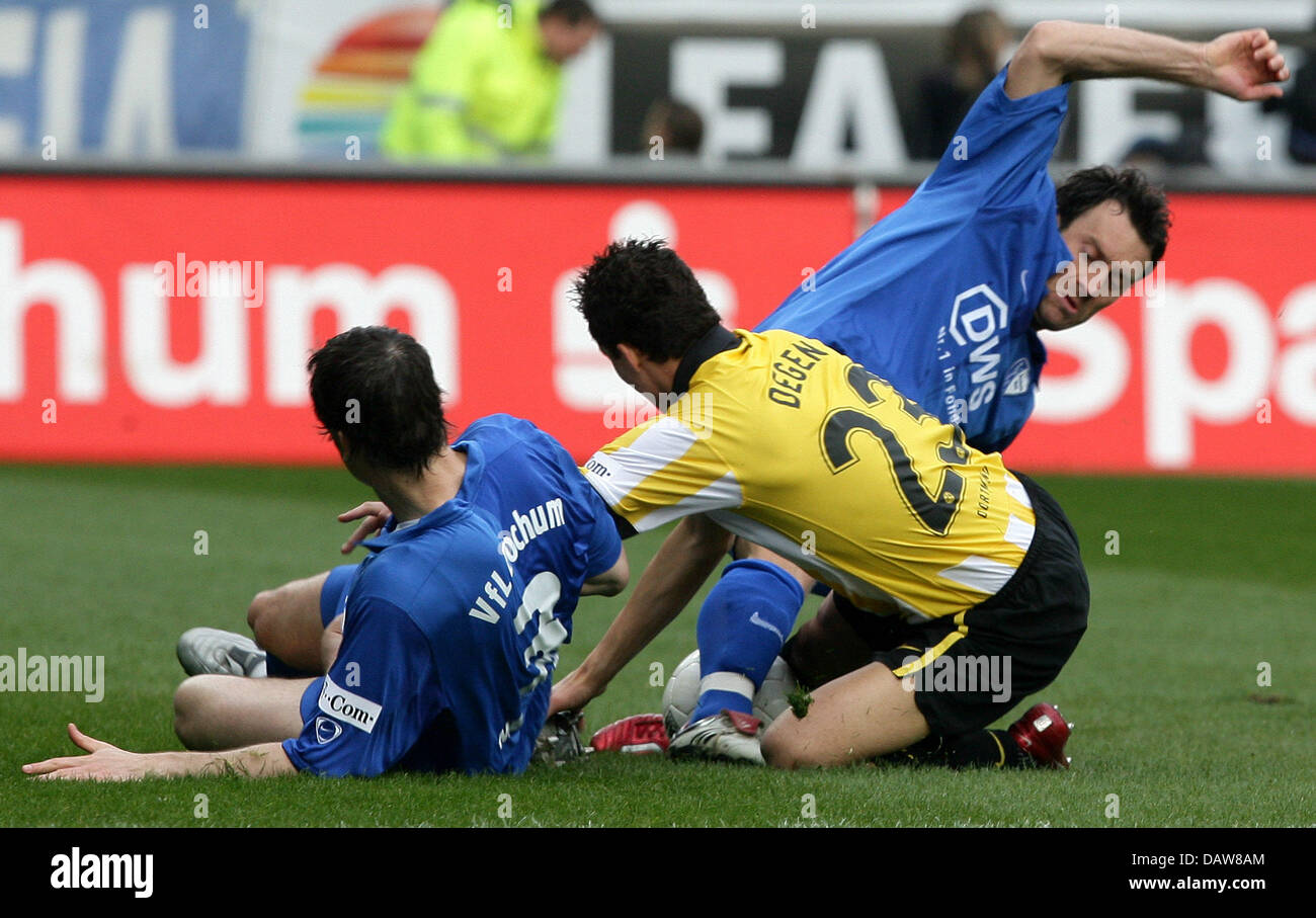 Martin Meichelbeck (L), Thomas Zdebel (R, les deux) Bochum et Dortmund est Philpll Degen (C) fumble et pour le bal avec twiddle durant la match de Bundesliga VfL Bochum v BVB Borussia Dortmund au stade de la Ruhr de Bochum, Allemagne, samedi, 10 mars 2007. Photo : Achim Scheidemann (ATTENTION : période de blocage ! Le LDF permet la poursuite de l'utilisation des images dans l'IPTV, services mobiles Banque D'Images