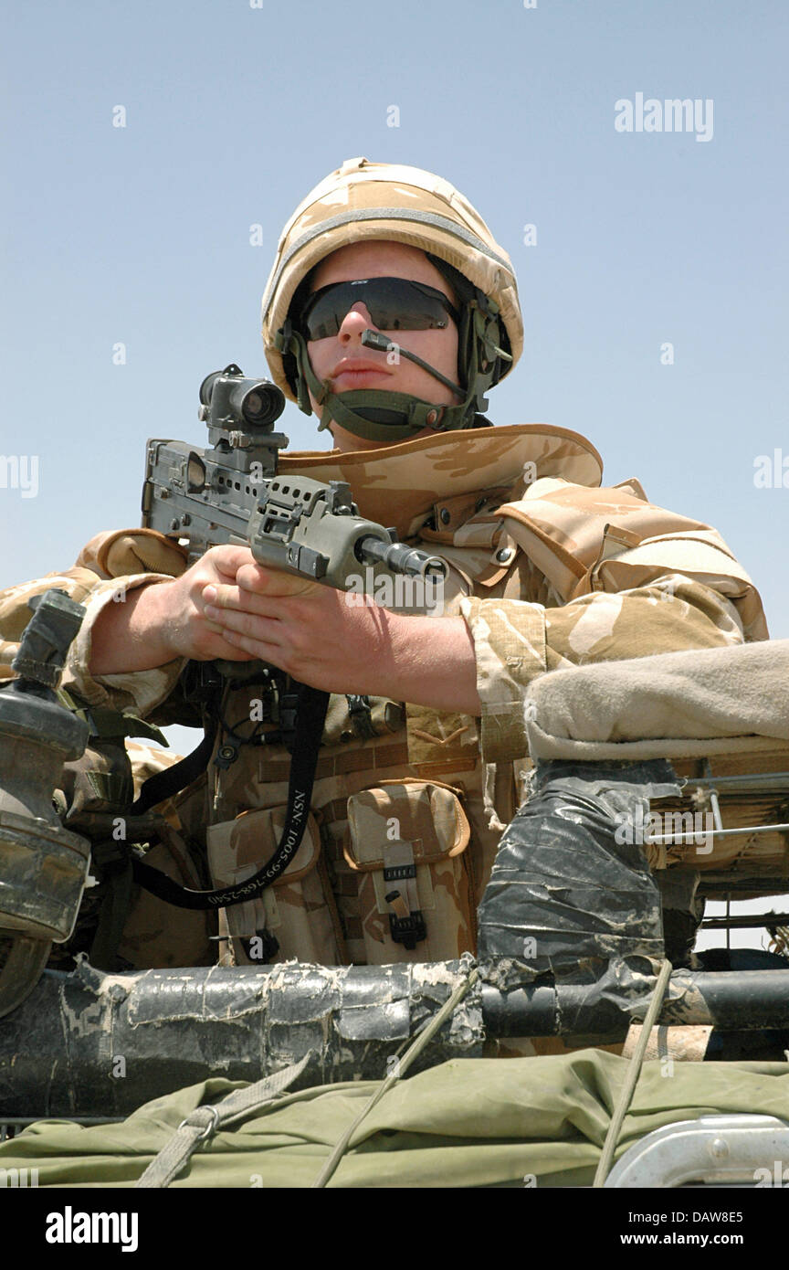 Un soldat britannique de la Division multinationale sud-est est photographié avec son SA80A2 assault rifle pendant un long range desert patrouille dans la province de Muthanna, Iraq, juin 2006. Photo : Carl Schulze Banque D'Images