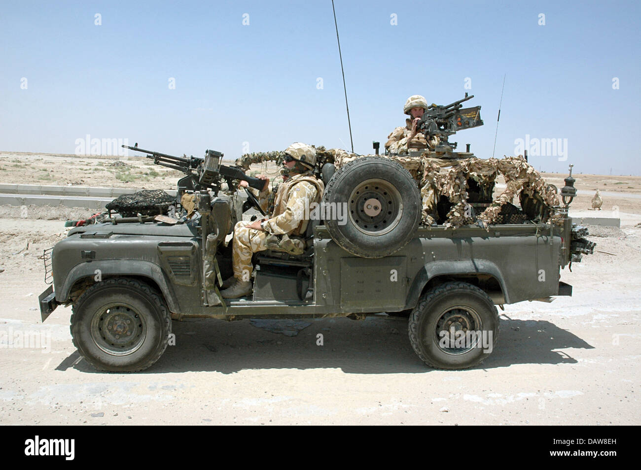 Les soldats britanniques de la Division multinationale sud-est sont illustrés avec leur SA80A2 fusils d'pendant un long range desert patrouille sur une Land Rover WMIK 110 XD Wolf dans la province de Muthanna, Iraq, juin 2006. Photo : Carl Schulze Banque D'Images