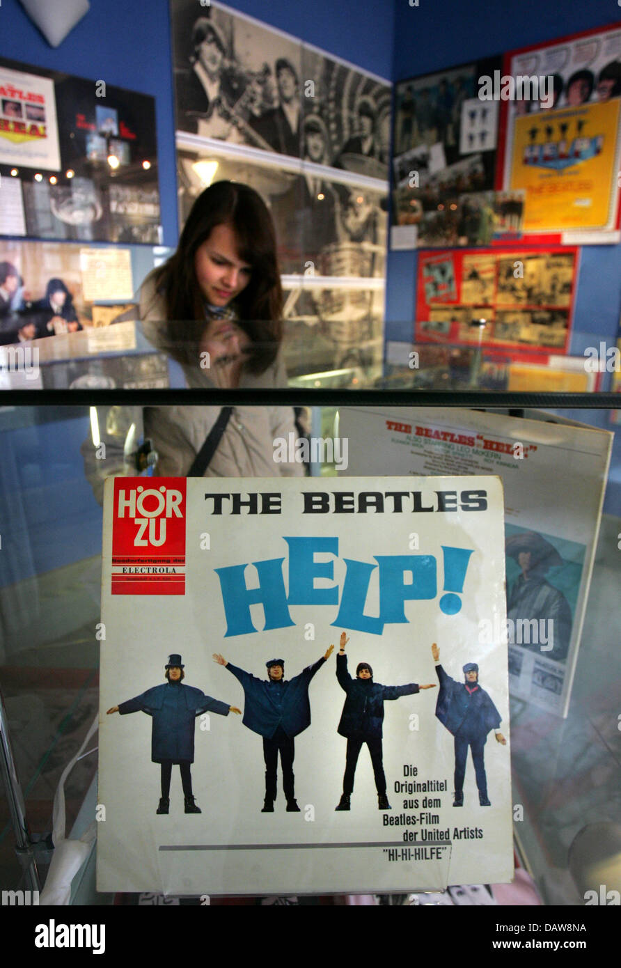 Un visiteur du musée des Beatles couvre les yeux de la bande à Halle/Saale, Allemagne, 07 mars 2007. Le musée a commencé en 1975 à Cologne, Allemagne, et est selon ses dires le seul du genre sur l'Europe continentale. 600 mètres carrés sur trois étages, ce document la carrière du Beatles dès le début des années 1960 à leur split et plus tard des carrières solo. Photo : Jens Wolf Banque D'Images