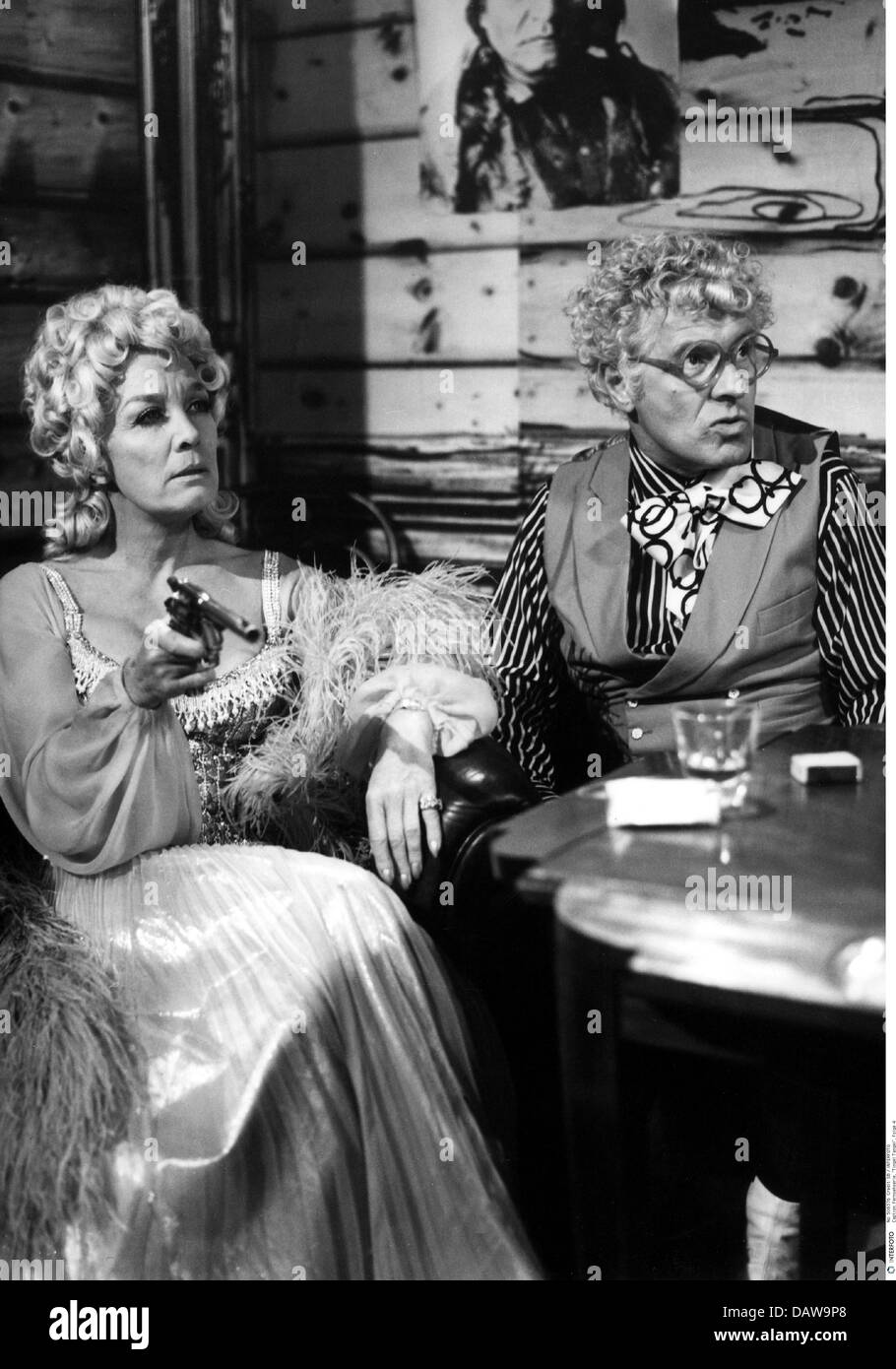 Série télé, "Tingel Tangel', 'épisode 4 Schuss Jeder ein Treffer', DEU 1972, directeur : KarlHeinz Hundorf, scène avec : Mady Rahl Banque D'Images