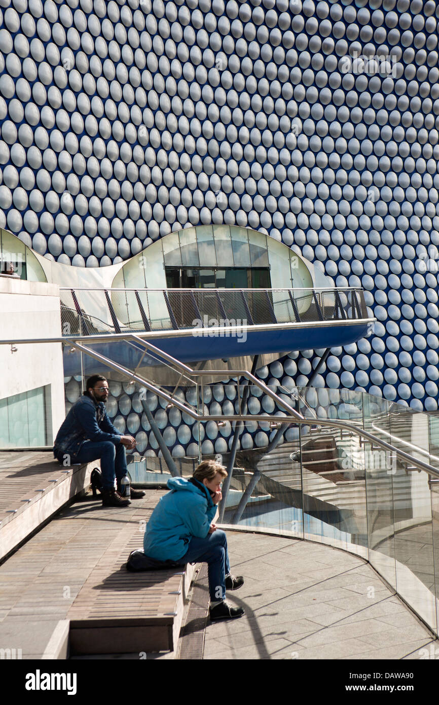 Royaume-uni, Angleterre, Birmingham, arènes, de gens en relaxant soleil à Selfridges building Banque D'Images