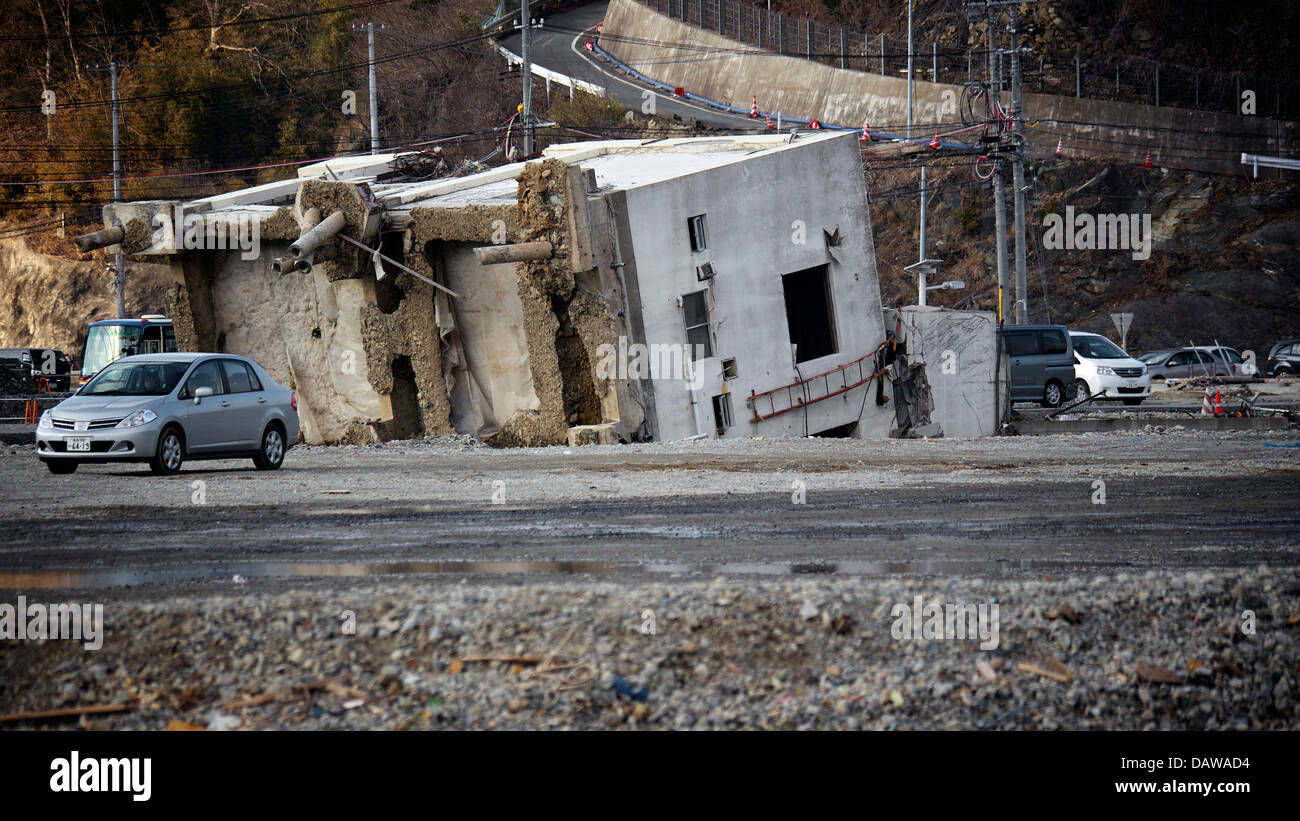 Renversé une maison à l'gravement endommagées et nivelées Onagawa 1 an après le séisme et le tsunami de Tohoku 2011 Banque D'Images