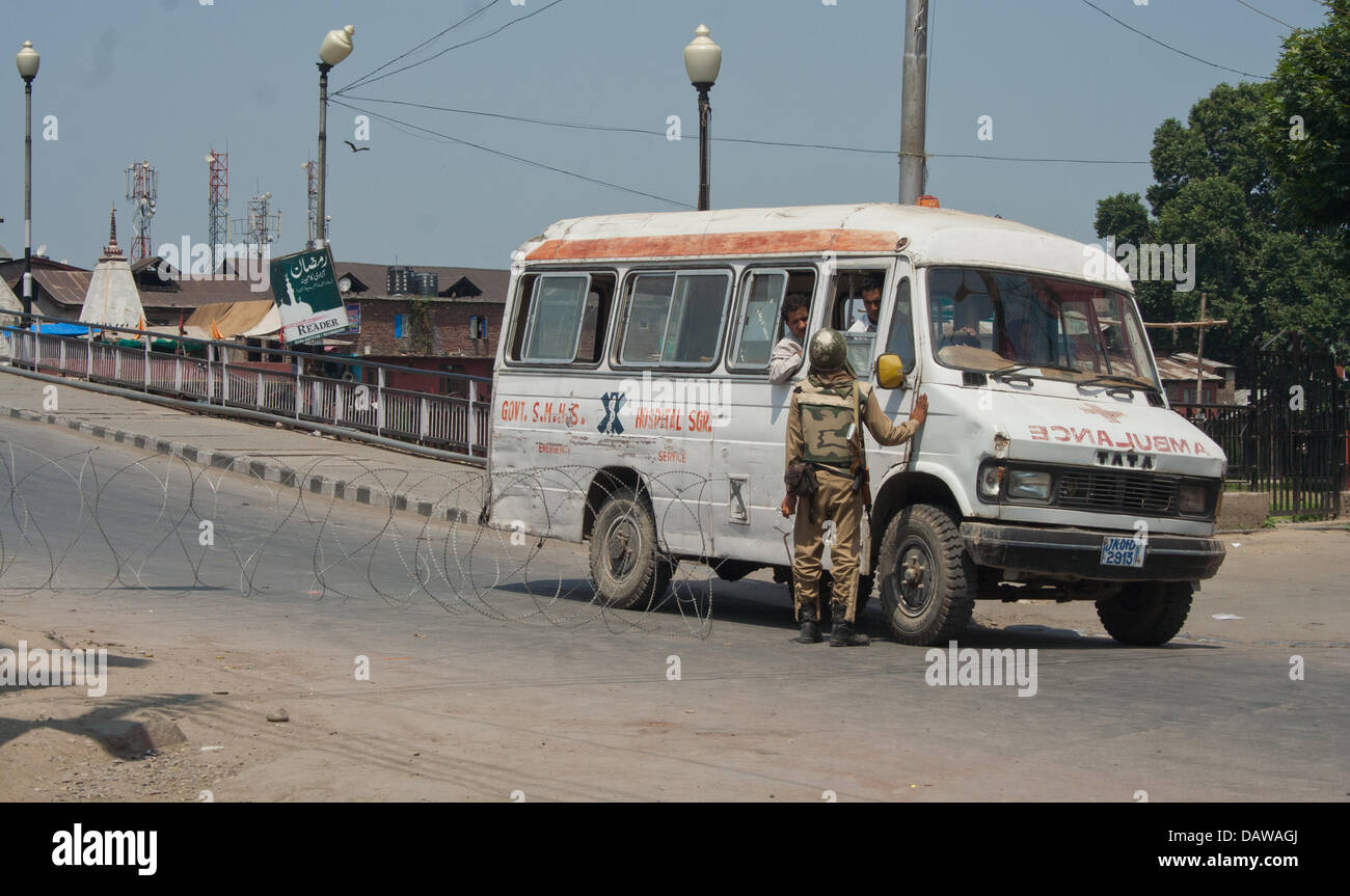 Srinagar, Cachemire indien le 19 juillet 2013. paramillitary indien trooper s'arrête au cours de l'ambulance et un couvre-feu imposé par le gouvernement à Srinagar, Jammu-et-Cachemire, en Inde. Couvre-feu a été imposé au Cachemire après frontière paramilitaires, les forces de sécurité ont tué au moins six personnes dans le district de Ramban à distance . Le FSB troopers aurait tiré sur les personnes qui protestaient contre l'dececration d'un séminaire islamique de Ramban, quelque 200 km de Jammu-et-Cachemire Srinagar, capitale d'été. Credit : yawar nazir kabli/Alamy Live News Banque D'Images