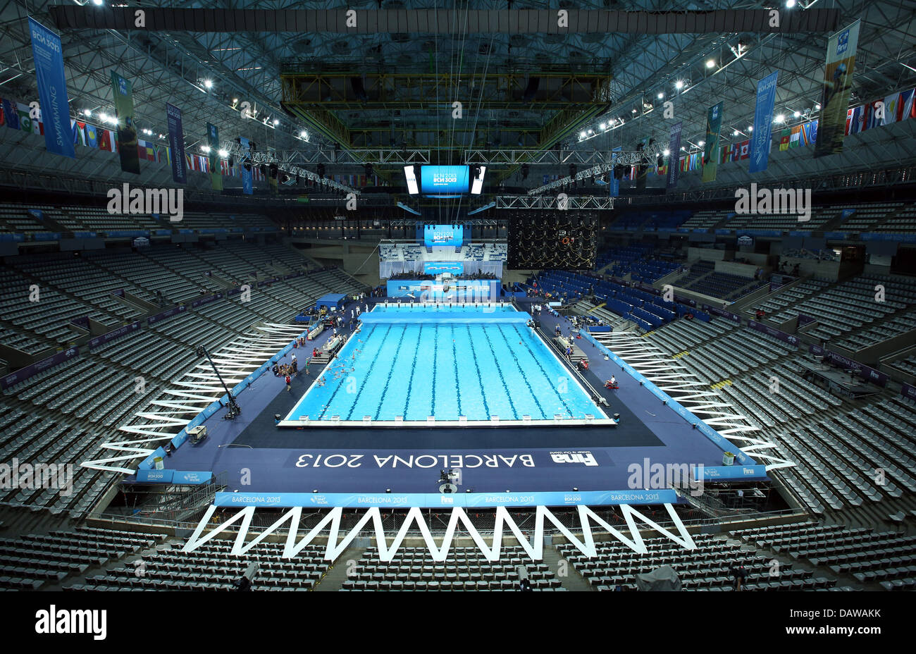 Barcelone, Espagne. 19 juillet, 2013. Vue générale de la Palau Sant Jordi Arena pendant la natation synchronisée session de formation avant le début de la 15e Championnats du Monde de Natation FINA au Palau Sant Jordi Arena à Barcelone, Espagne, le 19 juillet 2013. Photo : Friso Gentsch/dpa/Alamy Live News Banque D'Images