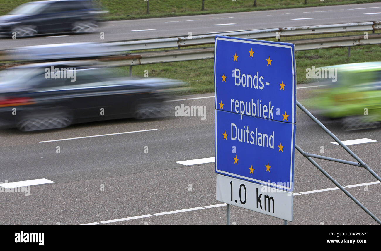 Voitures passent la frontière près de Aix-la-Chapelle, Allemagne, 02 mars 2007. Les contrôles aux frontières est devenu inutile en 2001 lorsque 13 pays de l'Union européenne (UE) ont signé l'Accord de Schengen. Photo : Uwe Anspach Banque D'Images