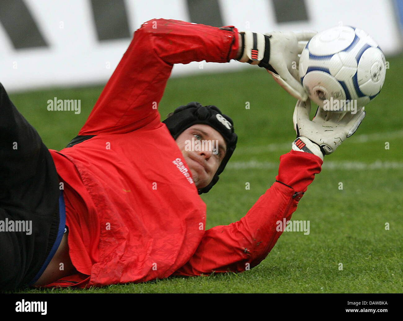 Le gardien international tchèque Petr Cech en photo au cours de sa formation de l'équipe de Prague, en République tchèque, vendredi, 23 mars 2007. La République tchèque fait face à l'Allemagne dans l'EURO 2008, 24 mars demain qualificatif à Prague, République tchèque. Photo : Oliver Berg Banque D'Images