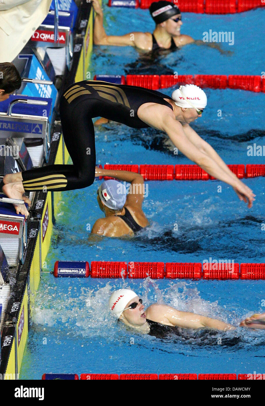 La nageuse allemande Britta Steffen (haut) prend la relève de son coéquipier Meike Freitag (bas) à l'égard des femmes du 4x200 mètres nage libre Relais lors de la finale aux Championnats du Monde de Natation FINA à Melbourne, Australie, le jeudi, 29 mars 2007. L'Allemagne a terminé jeudi deuxième seulement à l'équipe américaine. Photo : Gero Breloer Banque D'Images
