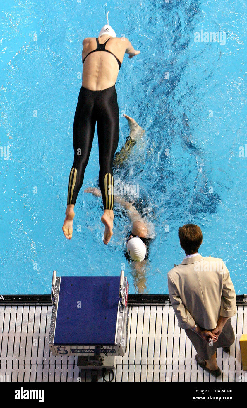 La nageuse allemande Petra Dallmann (haut) prend la relève de son coéquipier Britta Steffen (bas) à l'égard des femmes du 4x200 mètres nage libre Relais lors de la finale aux Championnats du Monde de Natation FINA à Melbourne, Australie, le jeudi, 29 mars 2007. L'Allemagne a terminé jeudi deuxième seulement à l'équipe américaine. Photo : Gero Breloer Banque D'Images