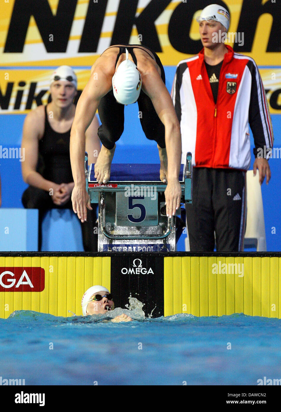 La nageuse allemande Petra Dallmann (haut) prend la relève de son coéquipier Britta Steffen (bas) à l'égard des femmes du 4x200 mètres nage libre Relais lors de la finale aux Championnats du Monde de Natation FINA à Melbourne, Australie, le jeudi, 29 mars 2007. L'Allemagne a terminé jeudi deuxième seulement à l'équipe américaine. Photo : Bernd Thissen Banque D'Images