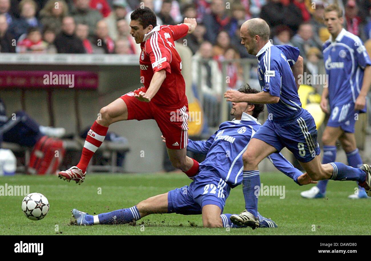 Lucio (L) de Munich est plus rapide que de Kevin Kuranyi Schalke (2ndL) et Fabian Ernst (2ndR) duel au cours de la Bundesliga top choc FC Bayern Munich v FC Schalke 04 à l'Allianz Arena de Munich, Allemagne, samedi, 31 mars 2007. Munich bat Schalke 2-0. Photo : Lukas Barth (ATTENTION : période de blocage ! Le LDF permet la poursuite de l'utilisation des images dans l'IPTV, Mobile se Banque D'Images