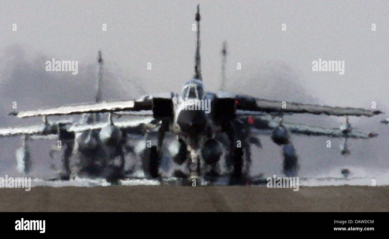 Les photos des avions Tornado de la montre de l'escadron de reconnaissance '51' Immelmann décollant de la base aérienne des Forces armées fédérales en Jagel, Allemagne, lundi, 02 avril 2007. L'Allemagne a envoyé une unité d'avions de combat Tornado avec environ 200 soldats en Afghanistan le lundi où ils effectueront des opérations de surveillance pour les forces terrestres de l'OTAN combattant les talibans. Photo : Ulrich Perrey Banque D'Images