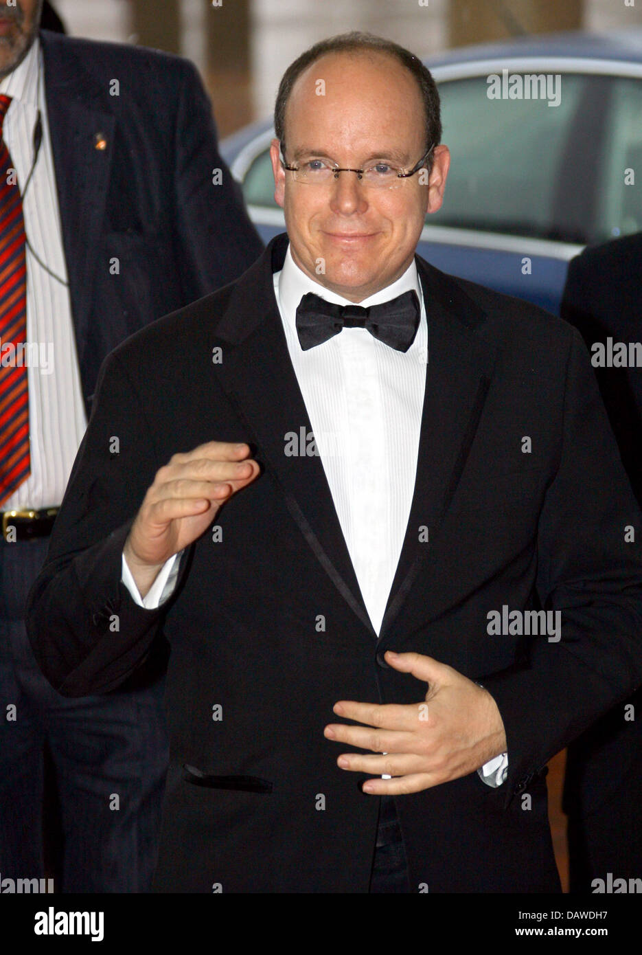 Le Prince Albert II de Monaco arrive pour les Laureus World Sports Award 2007 à Barcelone, Espagne, lundi, 02 avril 2007. Les Laureus Award honore les athlètes en cours de le monde et est décerné par un jury composé d'anciens athlètes de haut niveau. Photo : Carsten Rehder Banque D'Images