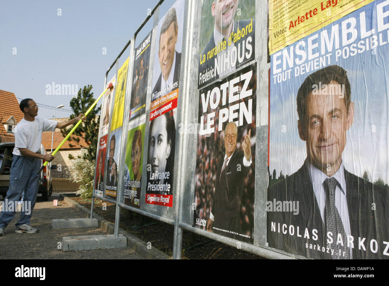 Un employé d'une affiche annonce société monte le annonce affiches pour les élections présidentielles françaises de Uttenhoffen, France, mardi, 10 avril 2007. La campagne électorale a débuté le lundi 09 avril. Photo : Rolf Haid Banque D'Images