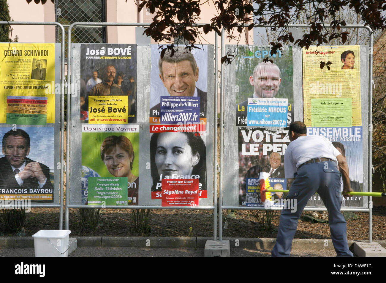 Un employé d'une affiche annonce société monte le annonce affiches pour les élections présidentielles françaises de Uttenhoffen, France, mardi, 10 avril 2007. La campagne électorale a débuté le lundi 09 avril. Photo : Rolf Haid Banque D'Images