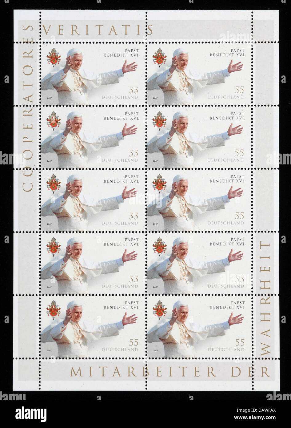 La photo montre une feuille de timbres spéciaux avec l'image du Pape Benoît XVI à Straubing, en Allemagne, le jeudi 12 avril 2007. La Poste allemande a commencé à offrir l'estampillage pour 55 cent quatre jours seulement avant le Pape Benoît XVI célèbre son 80e anniversaire lundi prochain, le 16 avril. En raison de la forte demande attendue la Poste allemande a produit plus de 10 millions de timbres avec le Banque D'Images