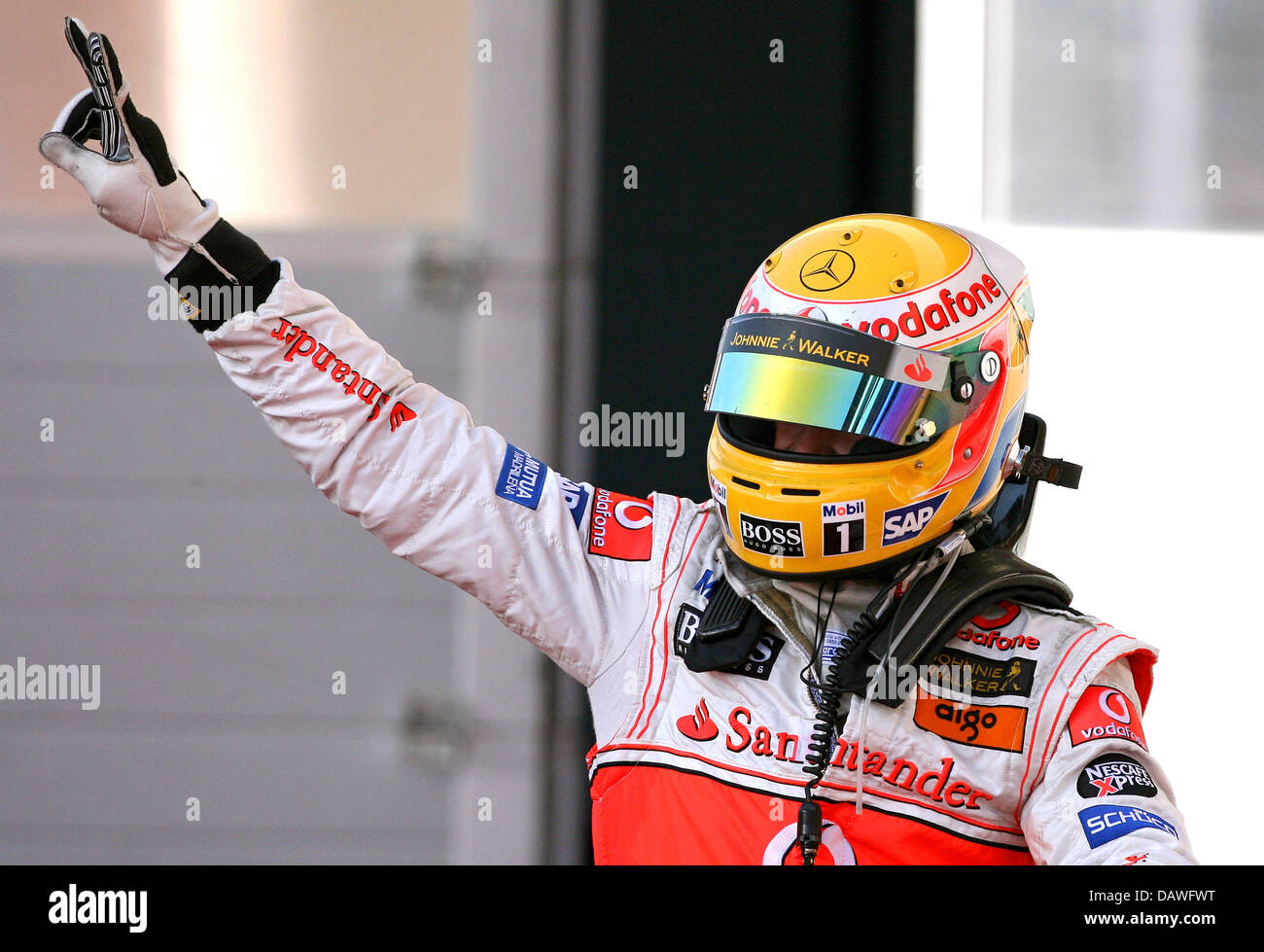 La deuxième place de Lewis Hamilton l'équipe McLaren Mercedes cheers après le Grand Prix de Bahreïn au circuit de Sakhir à Manama, Bahreïn, dimanche 15 avril 2007. Photo : CARMEN JASPERSEN Banque D'Images