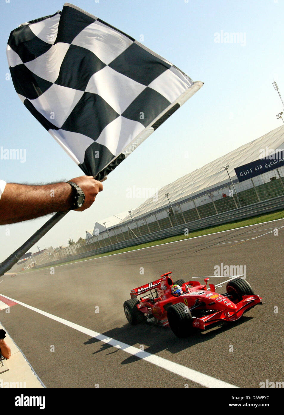 Pilote de Formule 1 brésilien Felipe Massa de la Scuderia Ferrari voit le drapeau à damier en premier dans le Grand Prix de Bahreïn au circuit de Sakhir, près de Manama, Bahreïn, dimanche 15 avril 2007. Photo : JENS BUETTNER Banque D'Images
