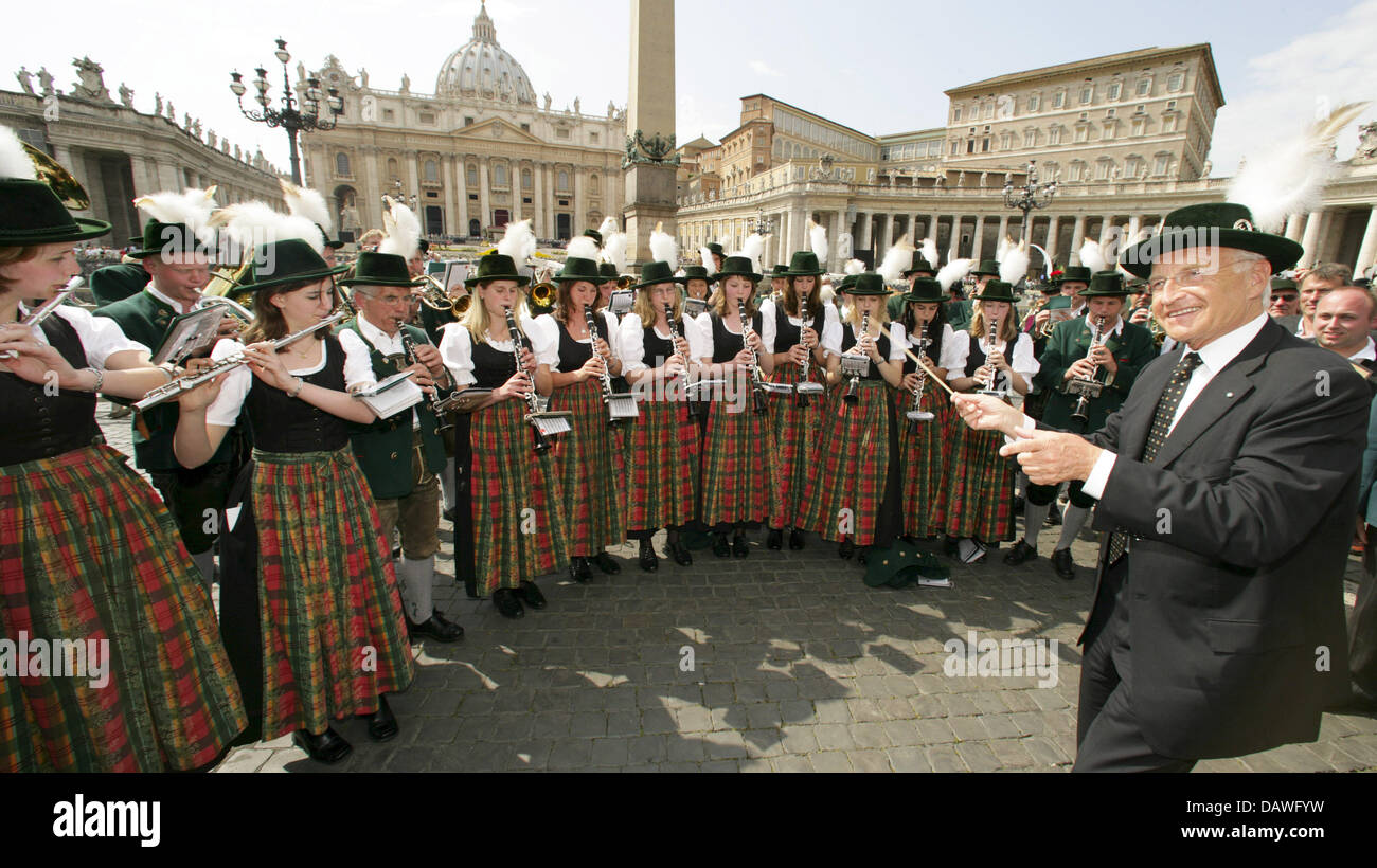 Le Premier Ministre bavarois Edmund Stoiber (R) pose la réalisation d'une bande de musique oompah bavarois à la place St Pierre dans la Cité du Vatican, Vatican, 15 avril 2007. Le couple va Stoiber félicite le souverain pontife à l'occasion de son 80e anniversaire en personne le 16 avril 2007. Photo : Peter Kneffel Banque D'Images