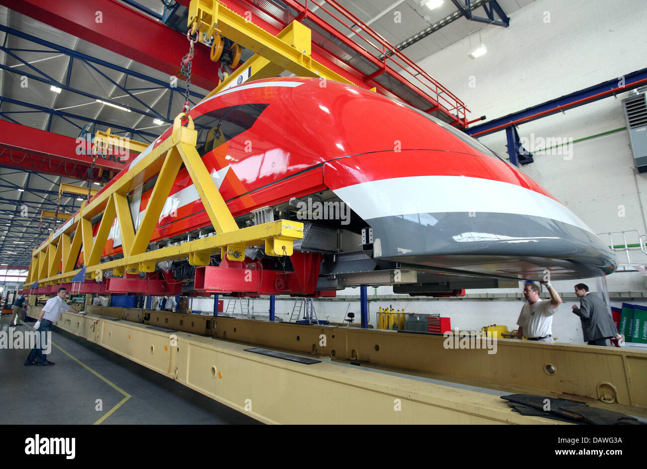 Le TR09, un "train Maglev Transrapid" conçu pour un éventuel service maglev à Munich, est transféré à un transporteur par ThyssenKrupp employés à Kassel, Allemagne, 17 avril 2007. Le 25m de longueur de la partie avant du train pèse 50 tonnes et sera portée à la lévitation magnétique d'essai dans la région de l'Emsland, nord-ouest de l'Allemagne. Le transfert est prévu pour deux nuits. L'Othe Banque D'Images