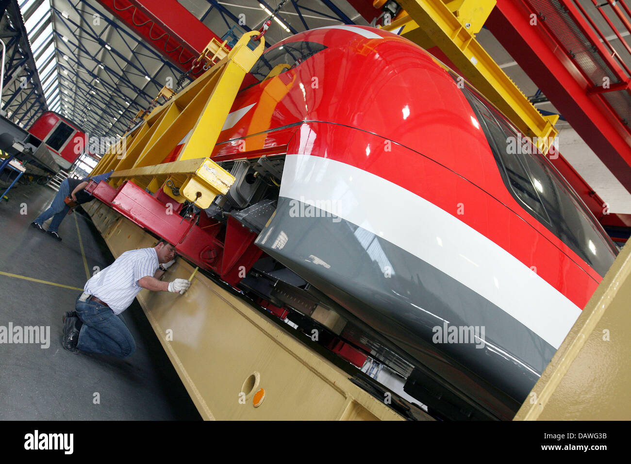 Le TR09, un "train Maglev Transrapid" conçu pour un éventuel service maglev à Munich, est transféré à un transporteur par ThyssenKrupp employés à Kassel, Allemagne, 17 avril 2007. Le 25m de longueur de la partie avant du train pèse 50 tonnes et sera portée à la lévitation magnétique d'essai dans la région de l'Emsland, nord-ouest de l'Allemagne. Le transfert est prévu pour deux nuits. L'Othe Banque D'Images
