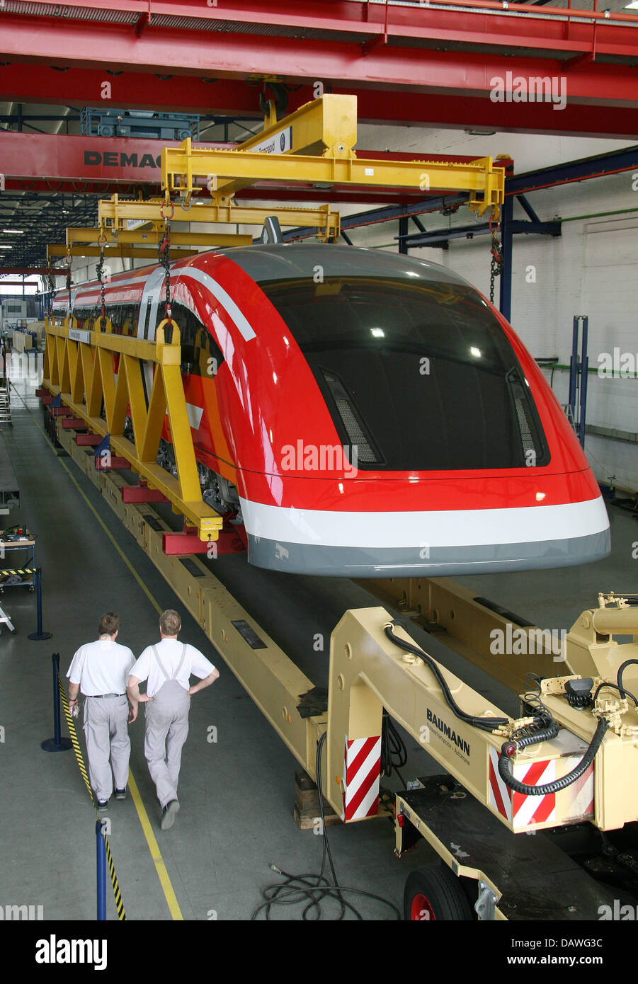 Le TR09, un "train Maglev Transrapid" conçu pour un éventuel service maglev à Munich, est transféré à un transporteur par ThyssenKrupp employés à Kassel, Allemagne, 17 avril 2007. Le 25m de longueur de la partie avant du train pèse 50 tonnes et sera portée à la lévitation magnétique d'essai dans la région de l'Emsland, dans le nord-ouest de l'Allemagne. Le transfert est prévu pour deux nuits. L Banque D'Images