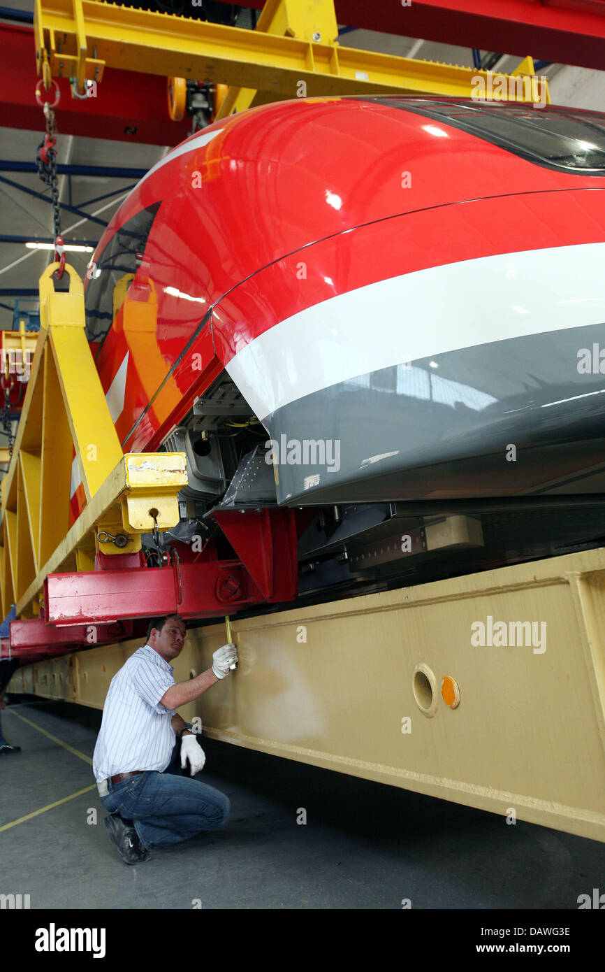 Le TR09, un "train Maglev Transrapid" conçu pour un éventuel service maglev à Munich, est transféré à un transporteur par ThyssenKrupp employés à Kassel, Allemagne, 17 avril 2007. Le 25m de longueur de la partie avant du train pèse 50 tonnes et sera portée à la lévitation magnétique d'essai dans la région de l'Emsland, dans le nord-ouest de l'Allemagne. Le transfert est prévu pour deux nuits. L Banque D'Images