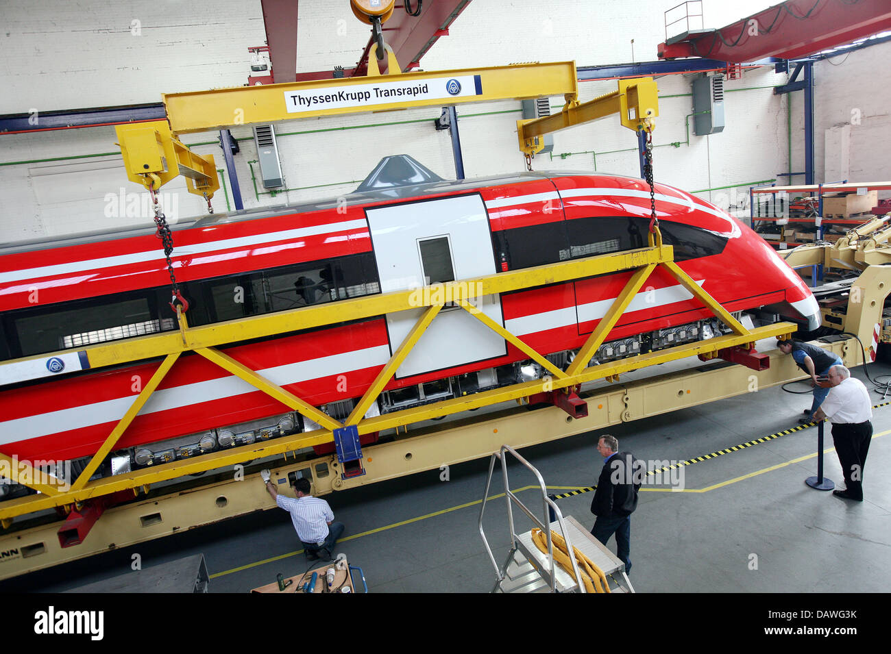 Le TR09, un "train Maglev Transrapid" conçu pour un éventuel service maglev à Munich, est transféré à un transporteur par ThyssenKrupp employés à Kassel, Allemagne, 17 avril 2007. Le 25m de longueur de la partie avant du train pèse 50 tonnes et sera portée à la lévitation magnétique d'essai dans la région de l'Emsland, dans le nord-ouest de l'Allemagne. Le transfert est prévu pour deux nuits. L Banque D'Images