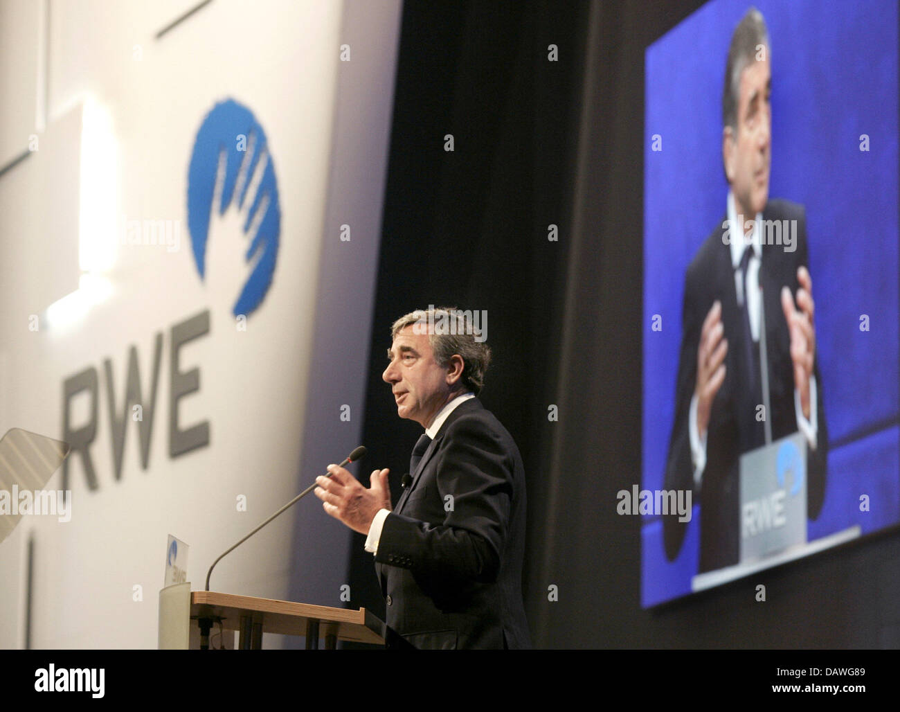 Harry Roels, président-directeur général sortant de RWE, de discussions avec les actionnaires à l'assemblée générale de l'entreprise à Essen, Allemagne, 18 avril 2007. RWE revient sur le succès de l'année 2006. Photo : Roland Weihrauch Banque D'Images